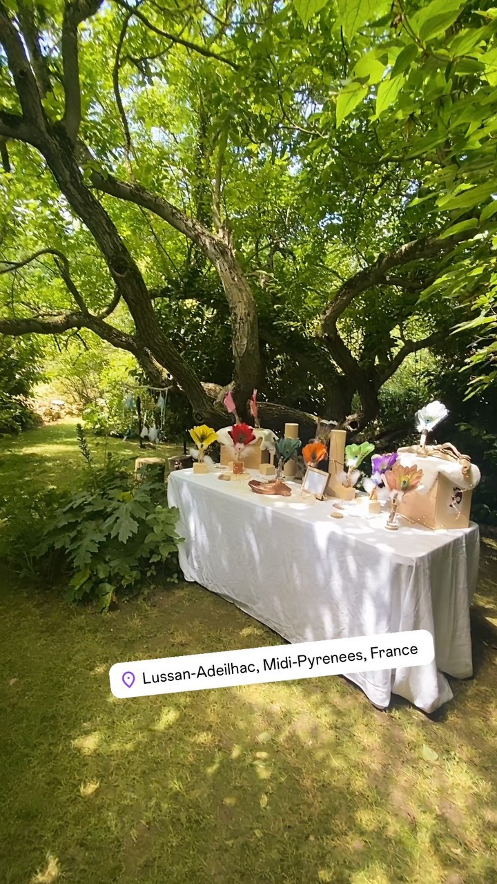 Un magnifique week-end au salon zen’art à Lussan-Adeihac. Une forêt d’Akawana dans un lieu magique, à l’ombre d’un magnifique noyer.
Merci à Myriam et Didier pour leur gentillesse et leur grand coeur. 🙏✨🥰
Merci à Michelle et à toutes les belles âmes que j’ai rencontré durant ce séjour hors du temps !!!!
Une confirmation de plus du pouvoir et de la véracité des messages de ces petits objets sacrés d’amour !!! Celui qui t’attire a un message pour toi et ils m’ont bien bluffé, une fois de plus…🙏🦚🥰
#akawana #zenart #noyer #salonbienetre #artisanat #artisanatfrancais #creation #creationfrancaise #creations #piece #pieceunique #plume #plumedepaon #messagedamour #messagedesguides #messagedetonâme
