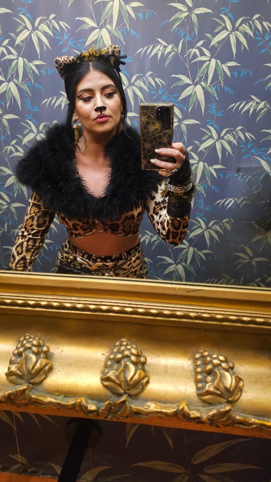 🐈⬛️Happy Halloween!👻
Have a purrrfecttttly frightening Ghoulish time!
And fyi.. @alice.otr wins for halloween decor!
#halloweencostume #halloweenspirit #halloweenmakeup #hallowen