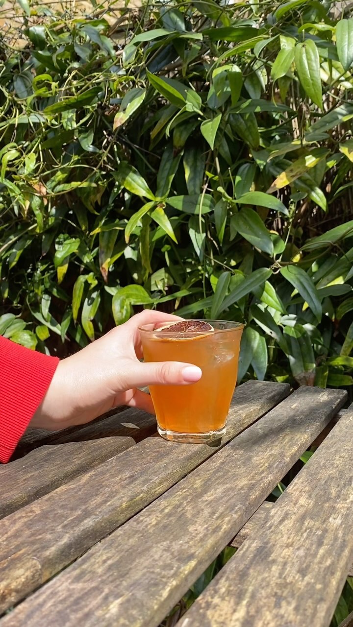 The Oscar’s Iced Tea - @goodandpropertea blend with lemon and agave, brewed in house. Served with a dehydrated lemon slice 🍋