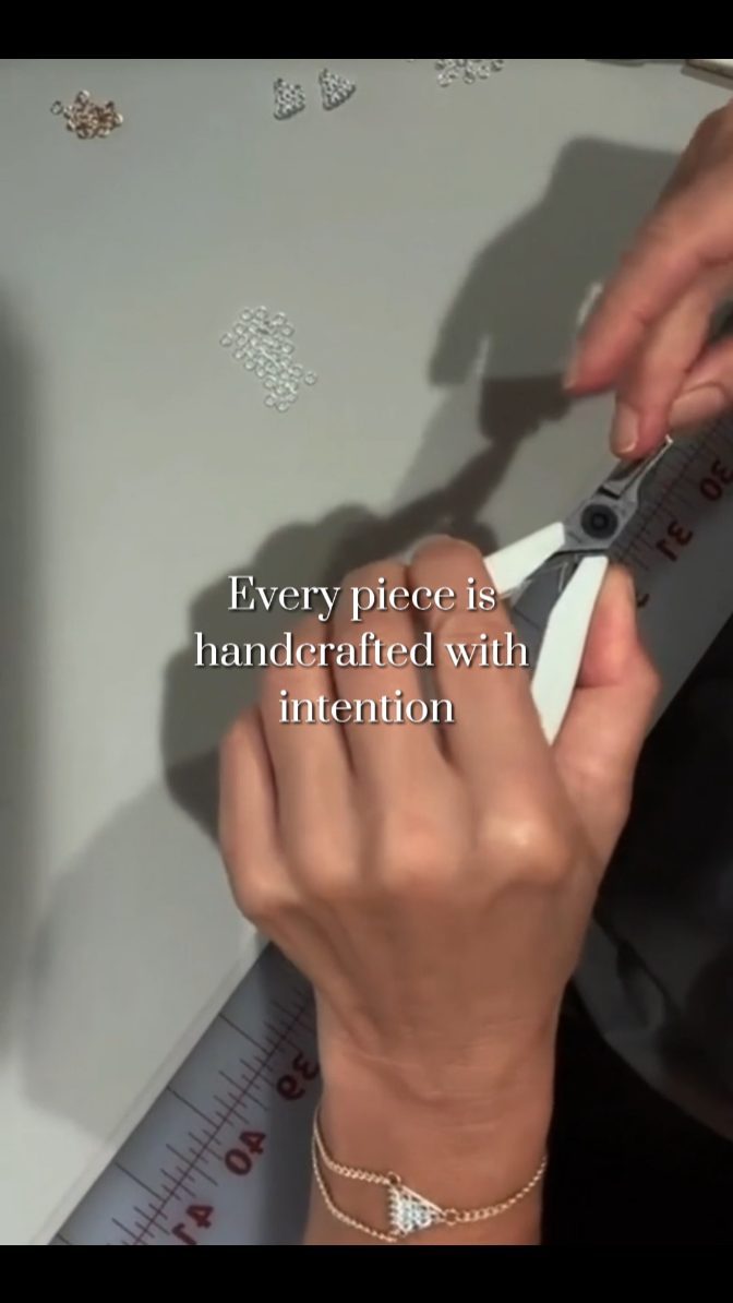 Every piece tells a story. ✨ From inspiration to creation, each detail is crafted with love and intention. Discover how these unique designs connect with your journey. 🌿
#handcraftedjewelry #healingjewelry #mindfulliving #BohoJewelry #intentionaljewelry #jewelrystory