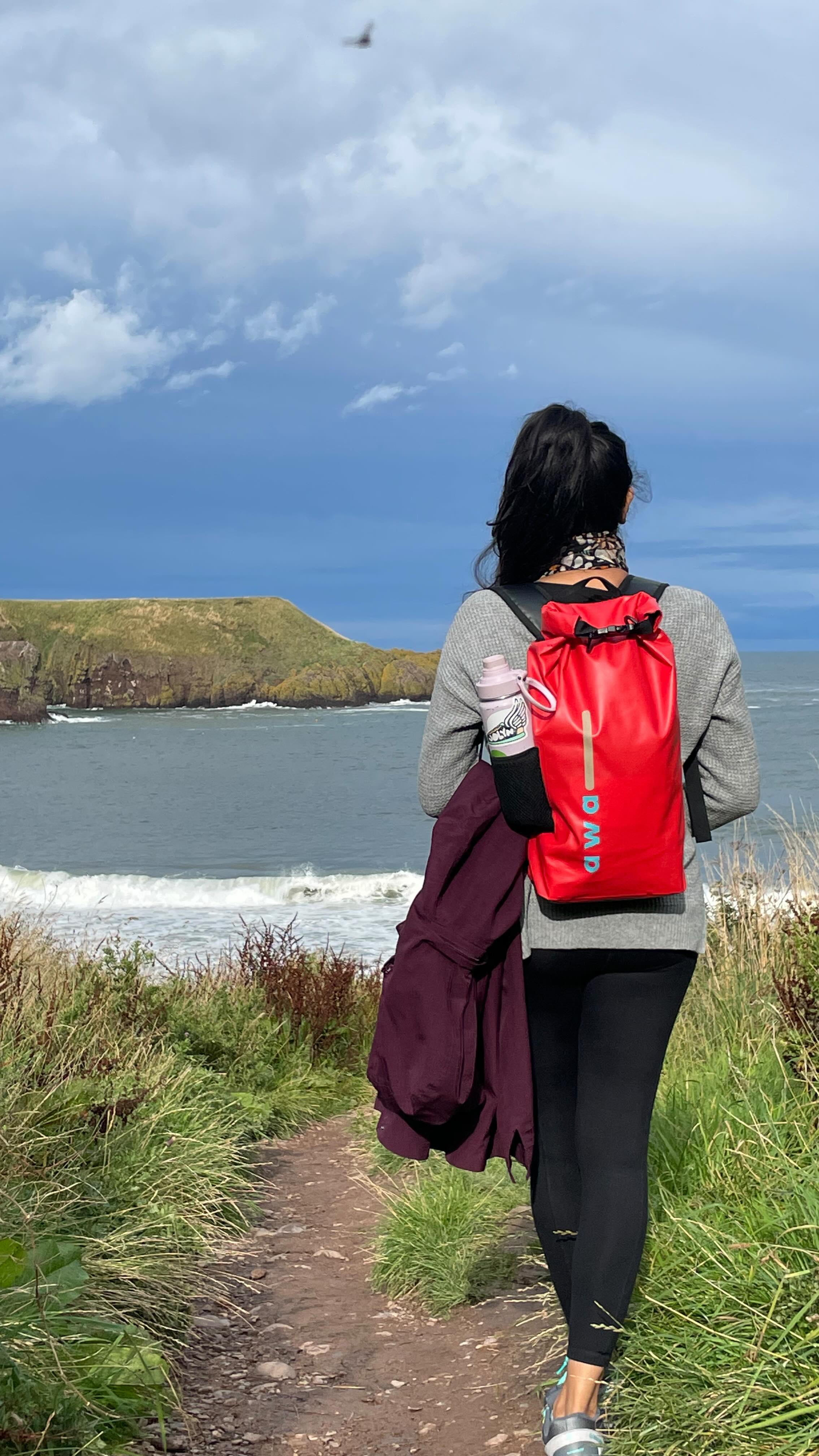 #TBT 🏰 Un Rincón de Ensueño en Escocia y su Belleza Natural ⛰️ Siempre con Awa para esos días lluviosos ☔️🎒
.
📍Dunnottar Castle 🏴
📷: @vibsrivera ✨
🎮: @xander_rg
.
#escociamagica #naturalezaescocesa #aventurasconvistas #ViajesIncreíbles #explorandoescocia #PaisajesDeEnsueño
#MaravillasNaturales #DescubreEscocia #MomentosInolvidables