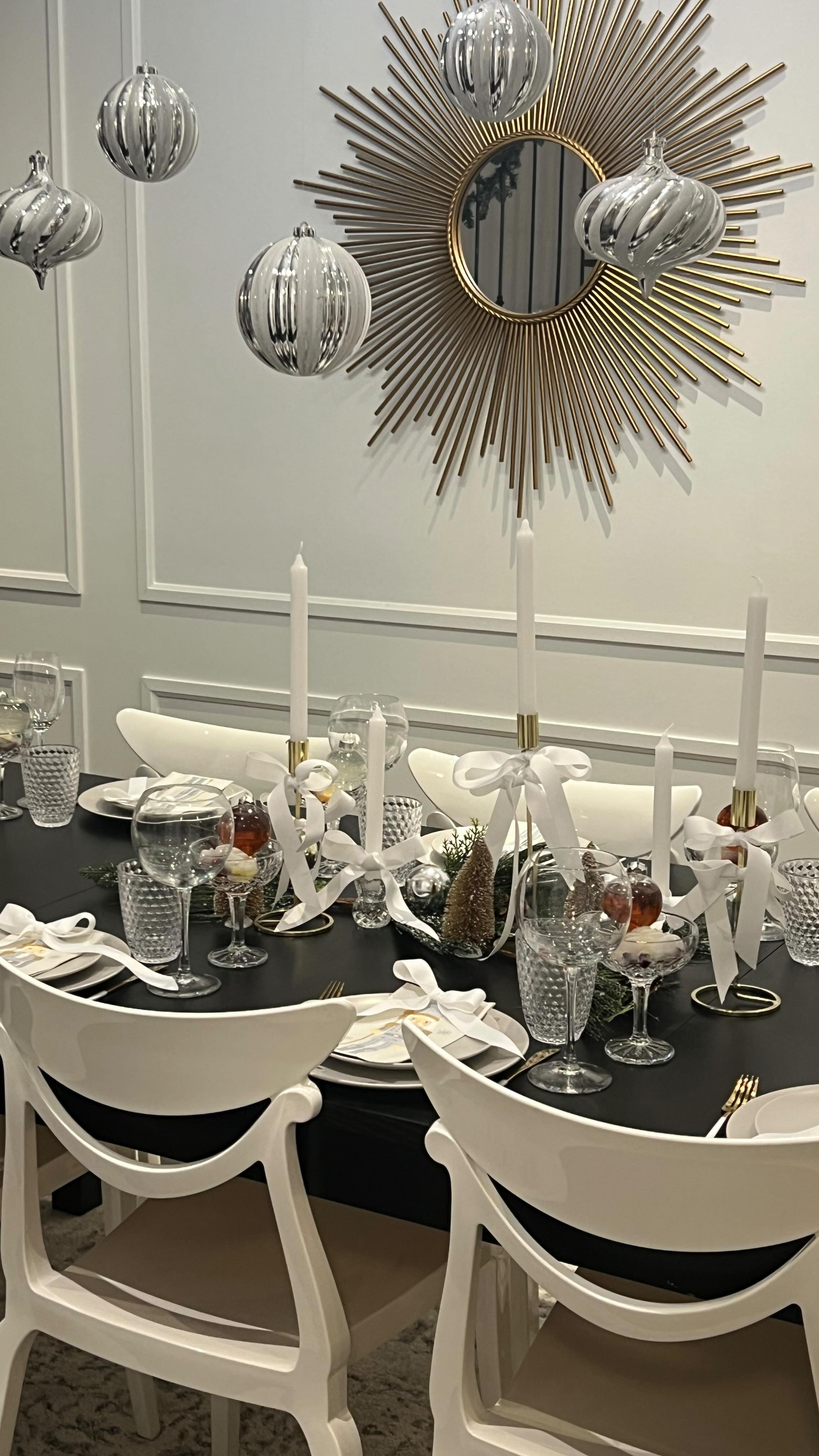 Happy Holidays! 🎀✨Fav time of year and I love styling up a Christmas table scape and some festive appies & cocktails 🍸🎄
#lachicsoiree #toronto #eventplanner #weddingplanner #christmas #christmasdecor #christmasdinner #dinnerdecor #holidaydinner #dinnertable