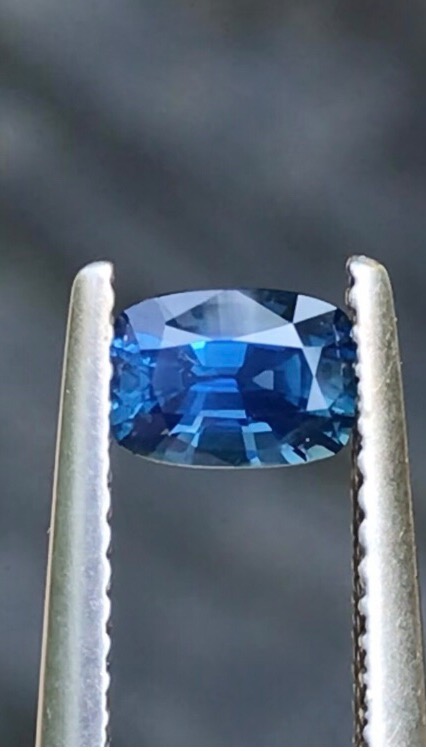 Saphir d’Auvergne taille coussin rectangle 0,75ct | dimensions : 4.26 x 6.12mm H : 3.32mm | naturel, non chauffé, non traité
French sapphire from Auvergne, Cushion rectangle 0,75ct, precision cut, natural, unheated, untreated.
#saphir #saphirdefrance #saphirdauvergne #frenchsapphire #finegems #exceptionalgemstones #teal #tealsapphire #bluesapphire #naturalgemstone #ethicalgemstone #ethicallymined #naturalsapphire #unheatedsapphire #saphirnaturel #pierresethiques #joaillerieethique
#sapphire #gemme #cuttinggemstones #precisioncut #ethicaljewelry #highjewelry #jewelrydesign #statementjewelry #hautejoaillerie #minetomarket #jewelrydesigner #jewelryblogger #gemstonetraceability