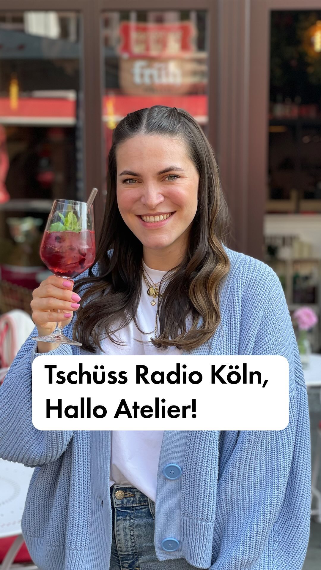 Tschüss Radio Köln, Hallo Atelier!
Nach einer tollen und spannenden Zeit bei Radio Köln ist jetzt Zeit für ein neues Kapitel. Ich habe mich selbstständig gemacht als freie Moderatorin und Gastronomin. Zusammen mit meinem Freund habe ich das Atelier auf der Aachener Str. 15 übernommen @atelier.aperitiv . Eine Cocktailbar mit super leckeren Drinks und französischen Tapas, so was wie Flammkuchen, Garnelen und Co. 🍹🍤.
Hier findet ihr mich also ab sofort, vielleicht treffe ich ja den ein oder anderen von Euch.
Auf Radio Köln und alles was noch kommt🥂!
Liebe Pia 🫶🏻