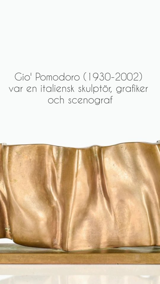 Gio' Pomodoro (1930-2002) var en italiensk skulptör, grafiker och scenograf. 1954 flyttade han till Milano, började att tillverka smycken och umgicks med avantgardekonstnärer. Idag är han känd för sina verk, många med ytan i fokus.
Skulpturen ovan, "Piccola Folla", finner ni i vår auktionskatalog med utrop:
30 000 - 40 000 sek
#norrlandsauktionsverk #auktionsfynd #auktion #auktionsverk #auktionsverket #konst #design #hantverk #presenttips #skulptör #skulptur #giopomodoro #pomodoro #milano #avantgarde #abstrakt #piccolafolla