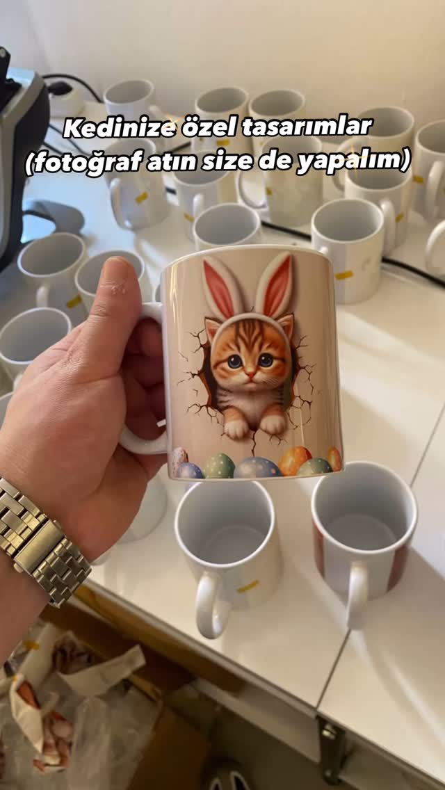 Kedi anneleri, kediler, kedi sahibi insanlar (ya da insan sahibi kediler) bu post sadece size özel 🤩 kedinizle birlikte fotoğrafınızı iletin, ister sadece kedinizi ister ikinizi birlikte bardaklarımıza işleyelim. 🫶🏼
Satın almak için link profilde. Özelleştirmeler için lütfen mesaj atın. 🫶🏼