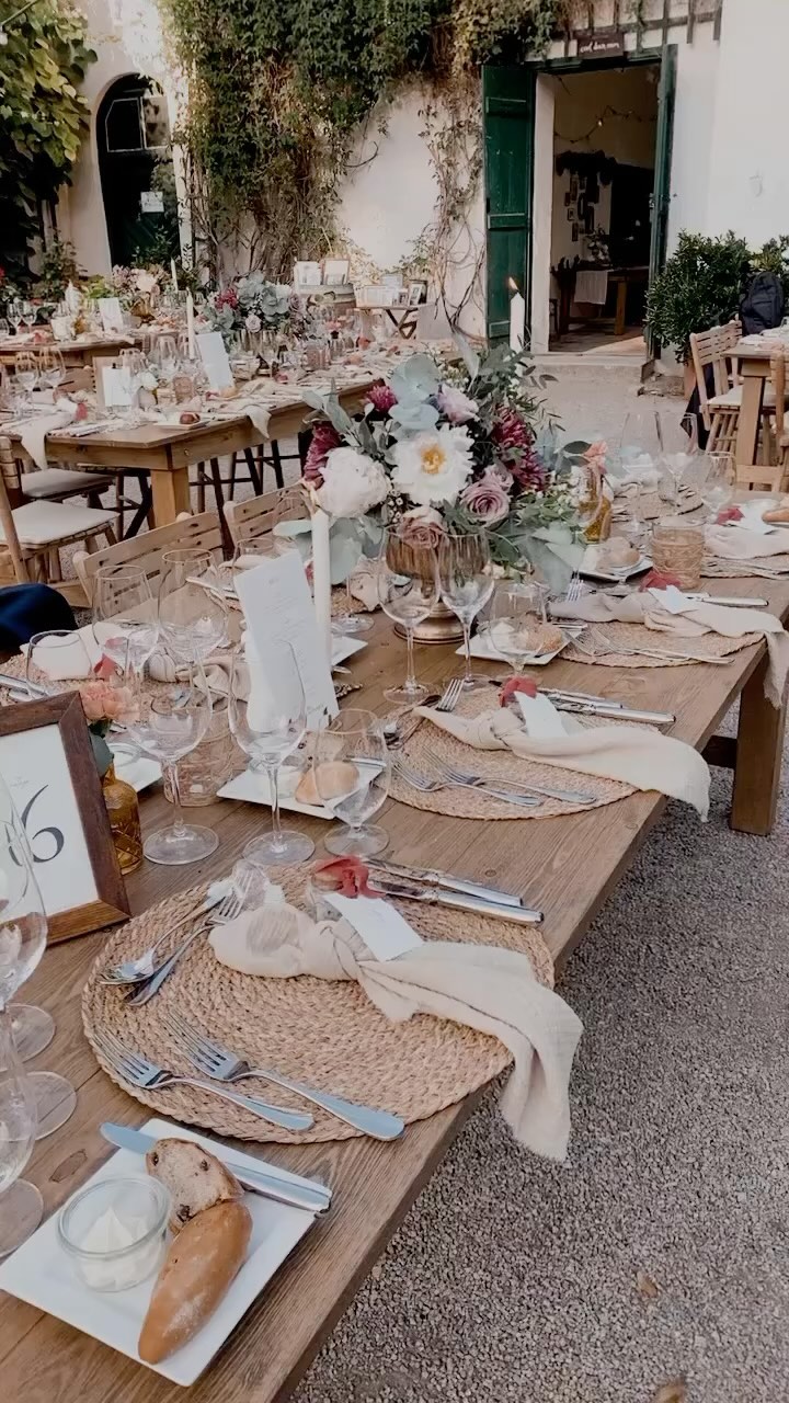 ✨Wedding Inspiration ✨
In den nächsten beiden Monate werden hinter den Kulissen wieder alle Produkte sortiert, neues produziert und Konzepte geplant für die kommende Hochzeitssaison. 🙏🏻
Und ich komme endlich dazu, euch ein Videos und Bilder zu zeigen, die 2023 entstanden sind, wie diese Traumhochzeit mit Schlossflair von C & P. ☺️
Olaf durfte hier natürlich auch nicht fehlen! 🚐💨
Schreibt mir gerne, wenn ihr noch Unterstützung für eure Hochzeit oder ein anderes Event sucht! 🧡
#bohostyle #vintagewedding #wedding #weddinginspiration #dekoverleih #dekoverleihösterreich #dekoverleihsalzburg #hochzeitsdekoration
