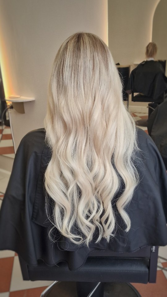 Tämän asiakkaan muutoksessa toivottiin pitkää ,kirkkaan vaaleaa mutta luonnollista pidennystä. Laitettiin @bphairoy 50cm slaavipidennys teipeillä joka muotoiltiin omaan hiukseen sopivaksi. Tästä tuli upea 🤍❤️🔥
By @helibow
@bphairoy
#helibow#bowhelsinki#parturikampaamobow#hiustenpidennys#slaavipidennykset#teippipidennykset#hairextensions#blondehairextensions#kampaamohelsinki#pidennyksethelsinki#goldwellnordic#oribeobsessed