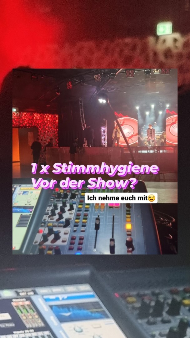 🎤 Sag mal Katja, wie sieht eigentlich so ein Arbeitstag für dich aus, wenn du einen Artist vor der Show coachst?
🎤 Diese Frage kam jetzt schon sehr oft. Die Diskretion meinen Artists gegenüber, steht bei mir an oberster Stelle. Dafür hat Stimme zu viel mit Stimmung zu tun. Aber auch mit Übereinstimmung. Und diese Übereinstimmung ist für mich die Basis von guter und effektiver Arbeit. Jeder sollte sich bei mir zu 100% auf sich und seine Stimmung konzentrieren können.
#musik #stimmtraining #musso #stimmcoaching #singen #konzert #stimmklang #stimmtipps #voicecoaching #Stimmhygiene #bühne #stimmig #stimmung