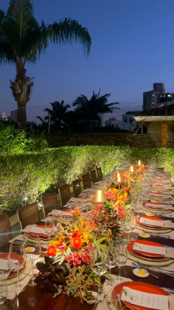 Iluminação cênica para um jantar de um evento corporativo.
Decoração: @filiz_flores