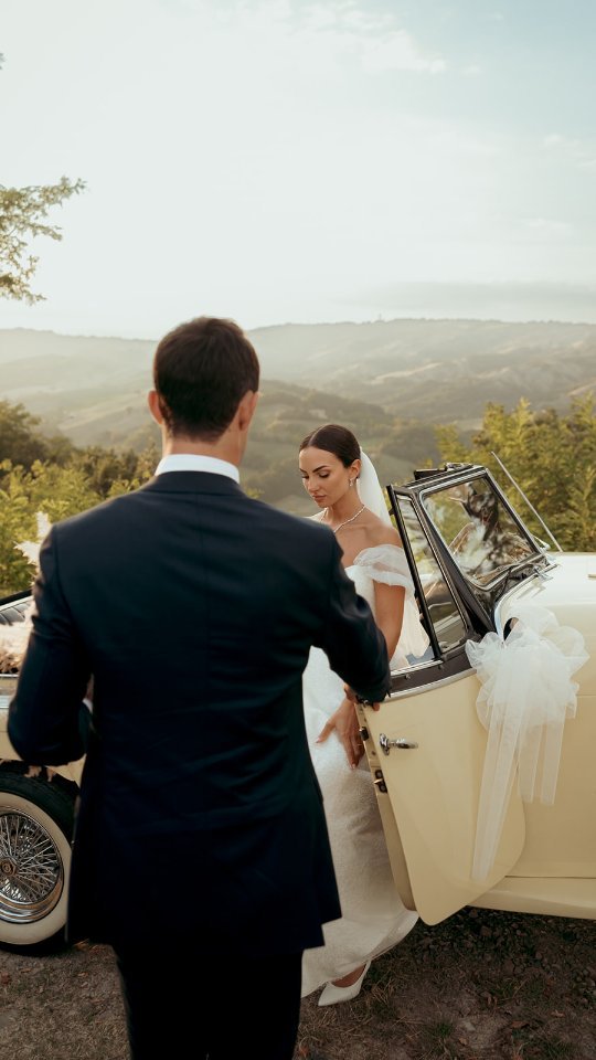 Voilà.
Magical vibes from Beatrice & Antonino 🇦🇷 🇮🇹wedding.
.
.
.
.
Wp: @elena_zoboli
Bride: @beacalta
Flowers: @mirtilla_laboratorio_floreale
Venue: @castellodiviano.it
Catering:@ideaincucina
Mua: @janna_makeupartist
Bride dress : @ateliereme
.
.
#realwedding
#weddingfilm
#weddingvideo
#weddingvideoitaly