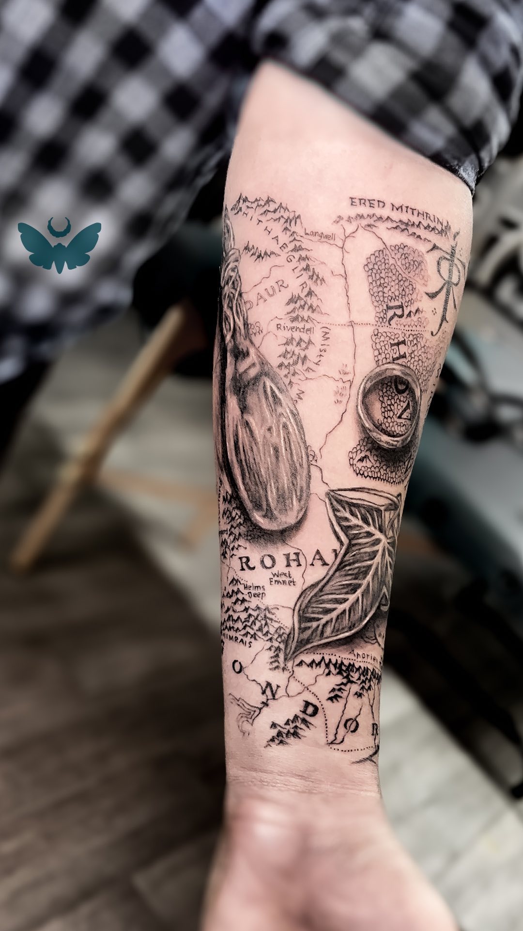 Avant-bras sur le thème du #seigneurdesanneaux (en partie cicatrisé). Merci pour ce projet que j’ai adoré réaliser ✨ N’hésitez pas à prendre contact avec moi pour des projets dans cette thématique 🧝♀️
.
Je réponds à vos questions et vos demandes de RDV en MP par mail ➡️ topazie.tattoo@gmail.com ou en ligne ➡️ topazie.setmore.com/beta
.
.
#swisstattooartist #swisstattooers #swiss #lotrtattoo #lordoftherings #lausannetattoo #topazie