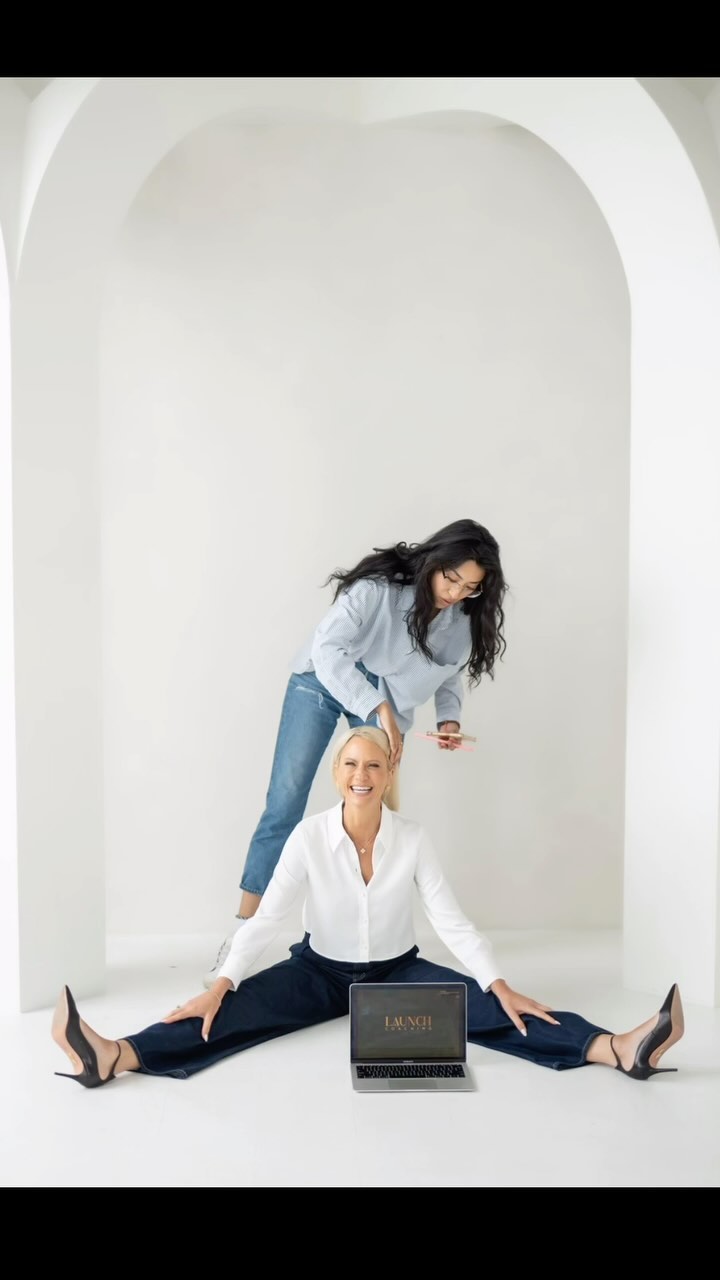 The birthing of LAUNCH bts w/ @tamaraglazier1! Glam by yours truly @beyoutifiedglam on the brilliant Tamara. Congratulations on this exciting year!✨
The stunning final photos by @suska_photography 📸
Creative marketing team @growdigital
📍@mintroomstudios
#travelmakeupartist #photoshoot #makeupartist #softglam #torontomakeupartist #headshotmakeup #commercialmakeup #naturalmakeup #headshots