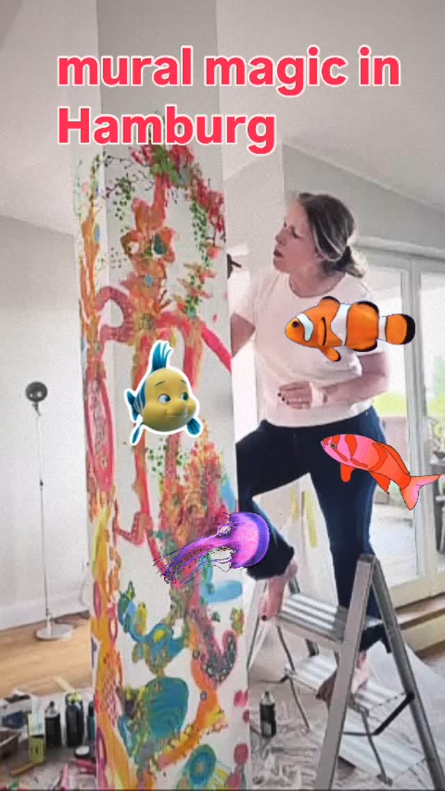 Love the creative process🫶 it’s always a bit of magic. Here I am turning a column in a beautiful private home into Hamburg into a piece of art. Stay tuned for more #behindthescenes #imkekeicher #artinprogress