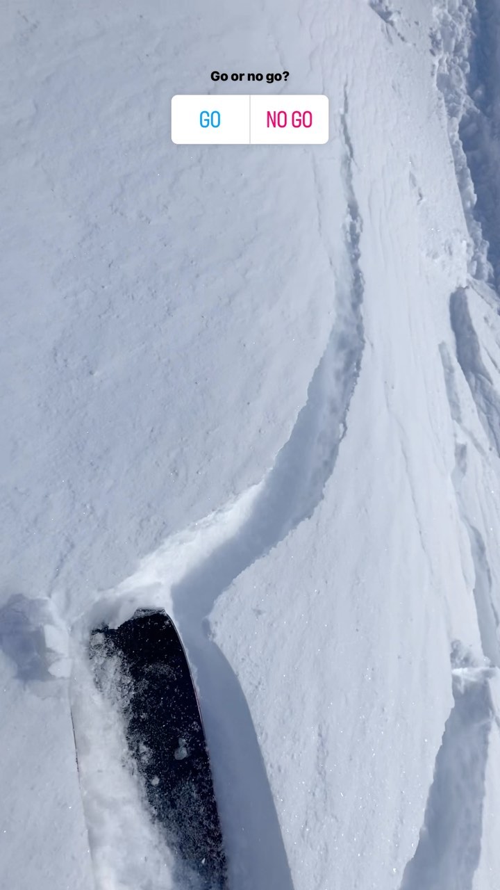 Fersk vindtransportert snø💨💨
Mye vind i Hemsedal resulterte i gode undervisningforhold på skredkurs for @breogfjell
🌬️Vind er skredets byggmester, og vil danne ferske fokksnøflak i lesider. Snødekkestabiliteten er dårligst når været står på, men ofte vil den begynne å stabilisere seg når været roer seg. La fokksnøen få litt hvile og la den tilpasse seg den nye belastning før en oppsøker skredterreng!
#flyytguiding
#backcountryskiing
#skiing
#topptur
#skivegleder
#nortind
#fjelletsfagfolk
#varsom
#skred
#avalanche
#regobs
#knowbeforeyougo
#snøskred