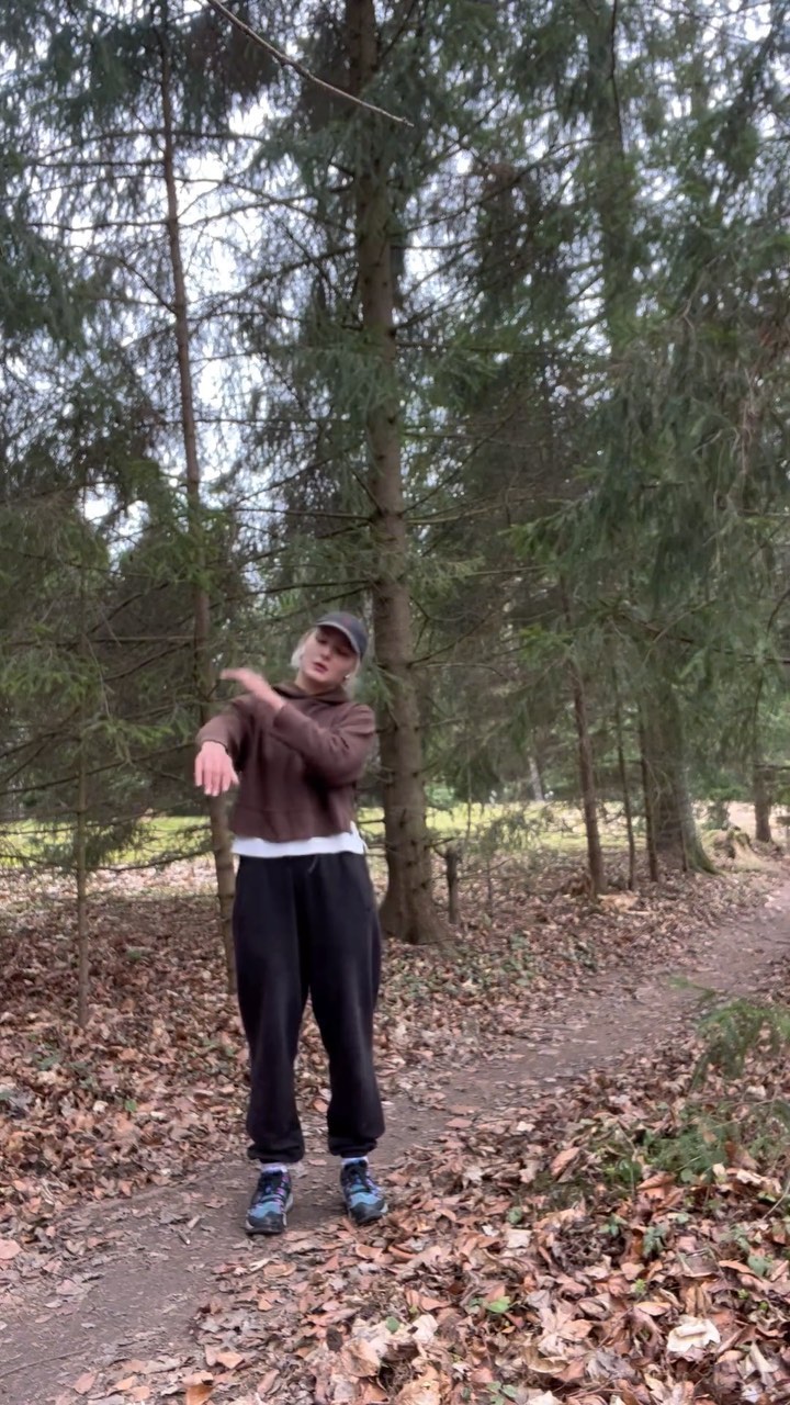 Trumpa Energizuojanti mankštelė.🤸🏼
Dažnai pacientam sakau, kad atkreiptų dėmesį į vaikus, kaip jie stovi parduotuvės eilėje, ar laukia kažko- jie malasa, juda į visas puses! Dėl to, vaikai nesiskundžia nugaros skausmu, kūno sąstingiu ar energijos trūkumu.
Taigi, taigi, taigi- Kad energijos būtų- reikia jog energija judėtų ir kūnas būtų laisvas🌿🐒🤸🏼♀️🛼🏄♀️