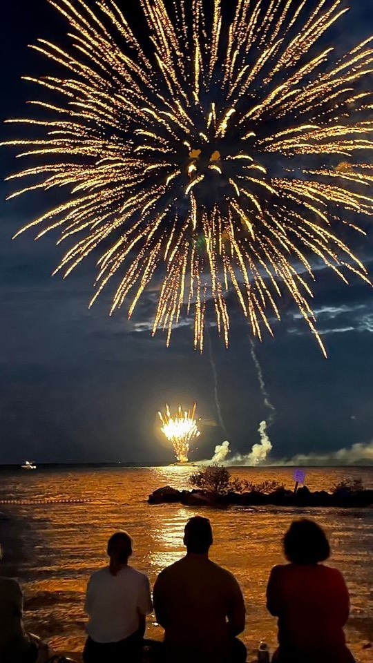 🎇✨This firework video didn’t die in our camera roll! Happy Fourth of July from the Florida Keys.🤩🎆😎🇺🇸
.
.
.
#fourthofjuly #fireworks #fireworks_lovers #floridakeys #flkeys #keylargo #islamorada #flkeyslife #floridakeyslife #4thofjuly #happy4thofjuly #4thofjulyweekend🇺🇸💥🇺🇸