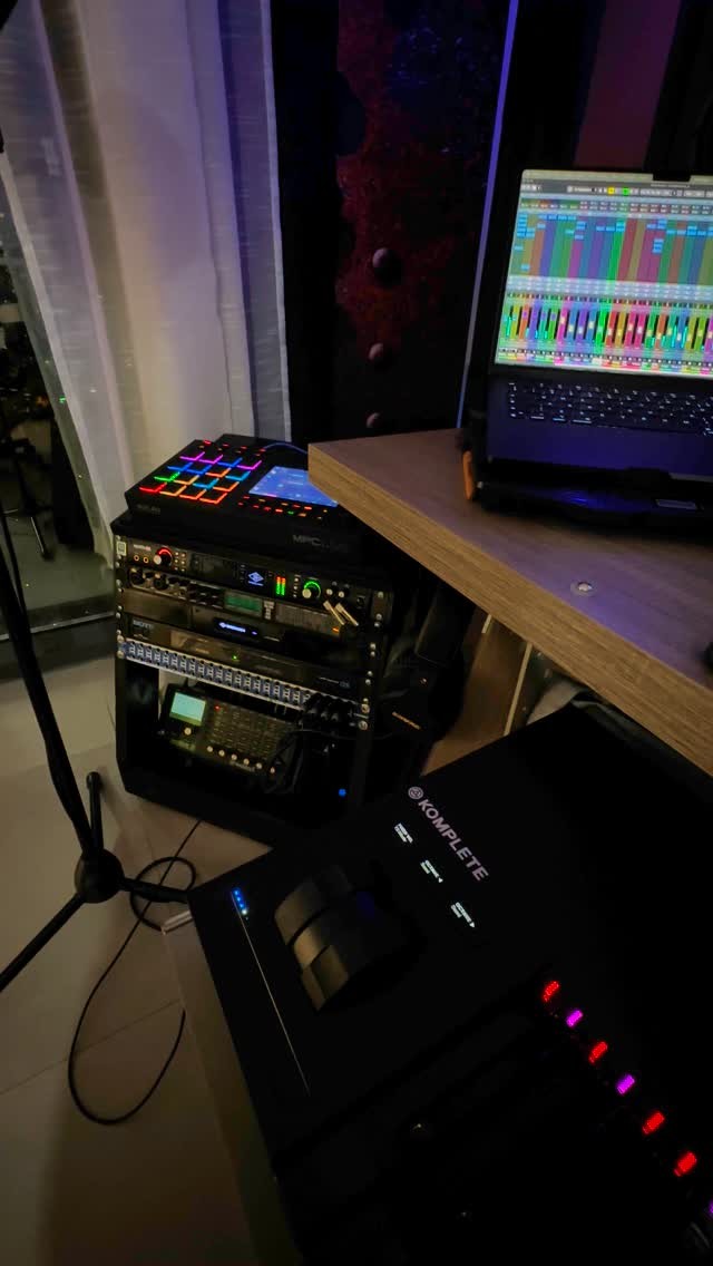 Working on a new #sunsetvibe 😎 The project name is Dubai Beach 2, since I feel it’s a continuation of that song. So title ideas are welcome in the comments 😀⬇️⬇️⬇️
#musicproducer #musicproduction