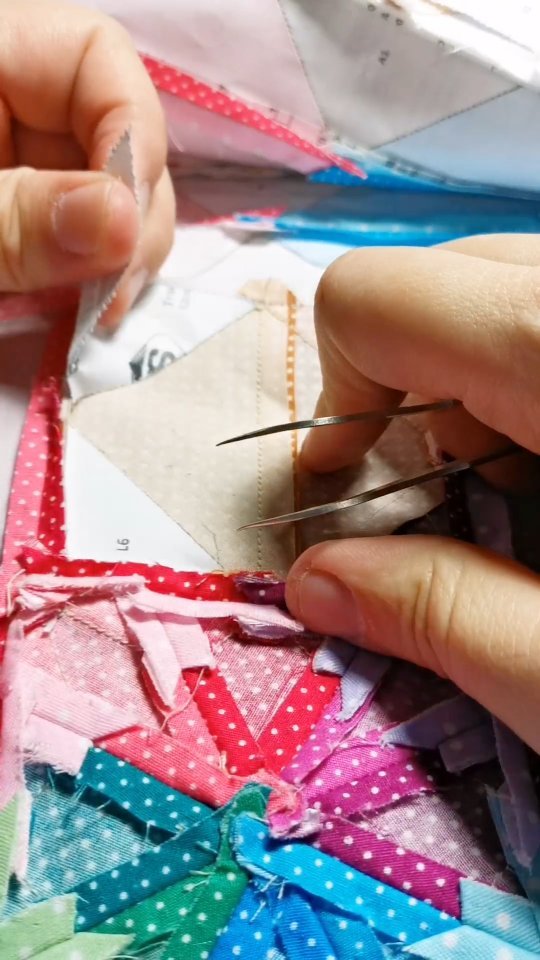 Some paper tearing ASMR.
#foundationpaperpiecing #sparklingcrystalquilt #sewjahitdesigns