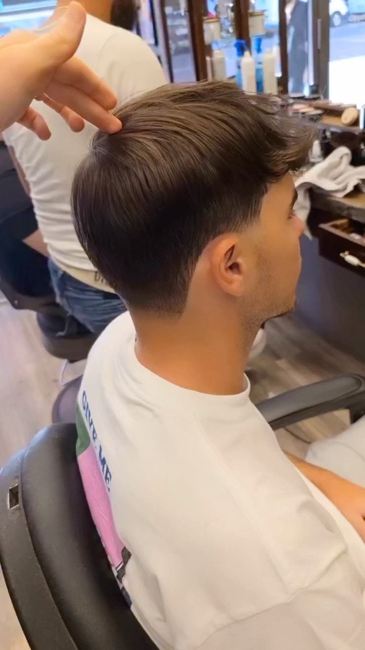Dags för en ny frisyr? 💇♂️
En bra hårklippning kan göra underverk för ditt självförtroende och din stil! Oavsett om du är ute efter något trendigt och djärvt eller klassiskt och tidlöst, är vår salong här för att hjälpa dig att hitta den perfekta frisyren. Våra erfarna frisörer ser till att varje klippning anpassas efter din personliga stil och ansiktsform.
Boka din tid idag och upplev skillnaden av en professionell hårklippning. Du förtjänar att känna dig på topp varje dag! ✨
#Hårklippning #Frisyr #Skönhet #NyLook #Frisör”