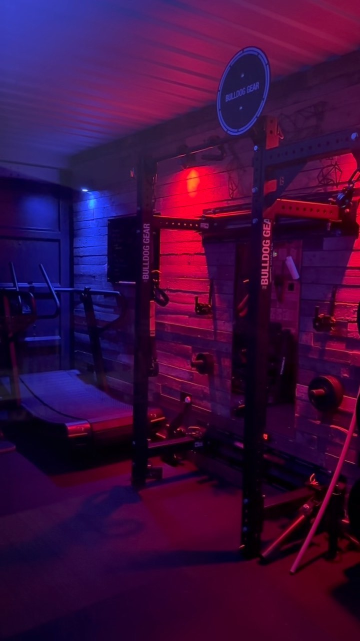 Because every gym needs coloured lights 💡
Here’s to training no matter what your mood 🤍❤️💙