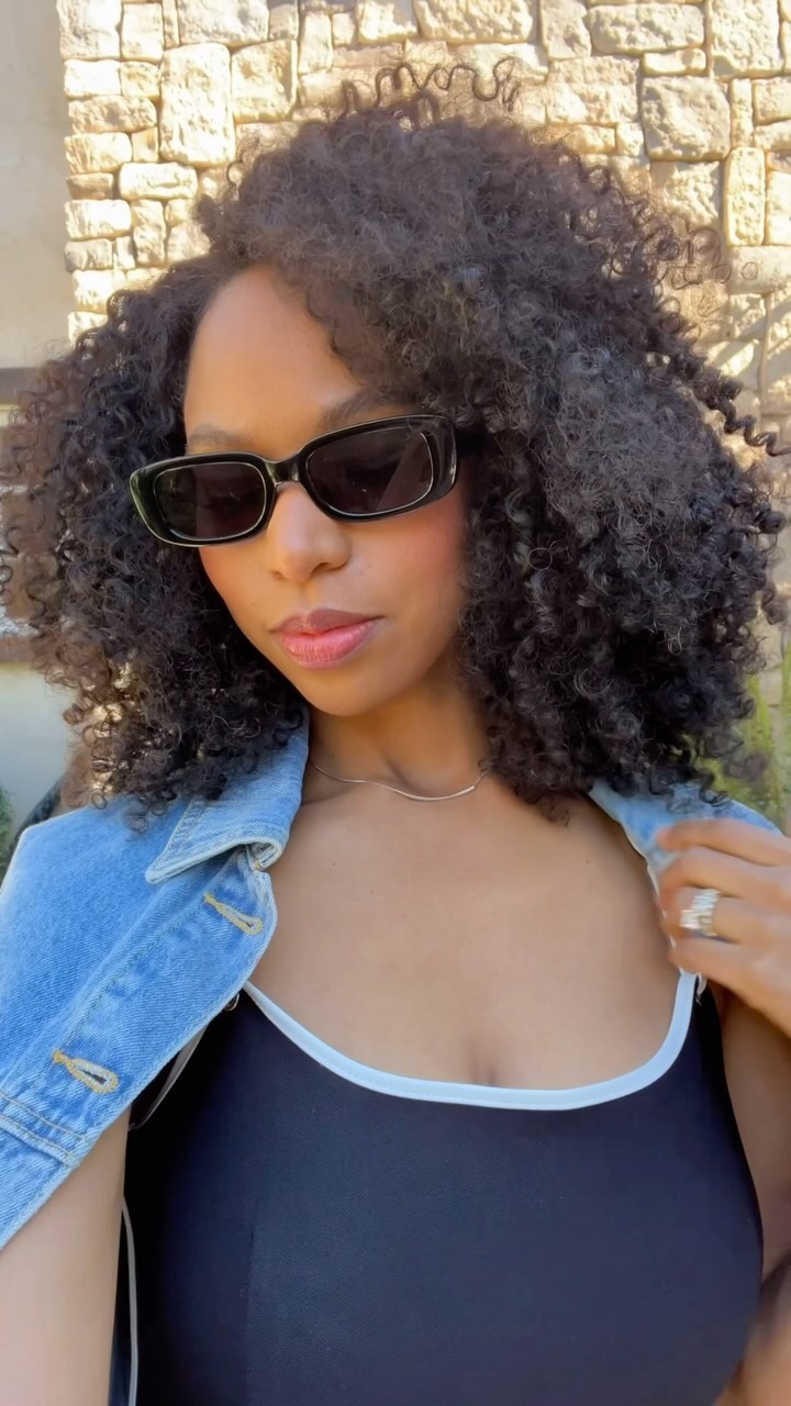 A little hair + fit check to see what we’re doing this weekend girls? 💁🏽♀️
@say_lindsay wearing our Curls Closure Wig in 16” ➰