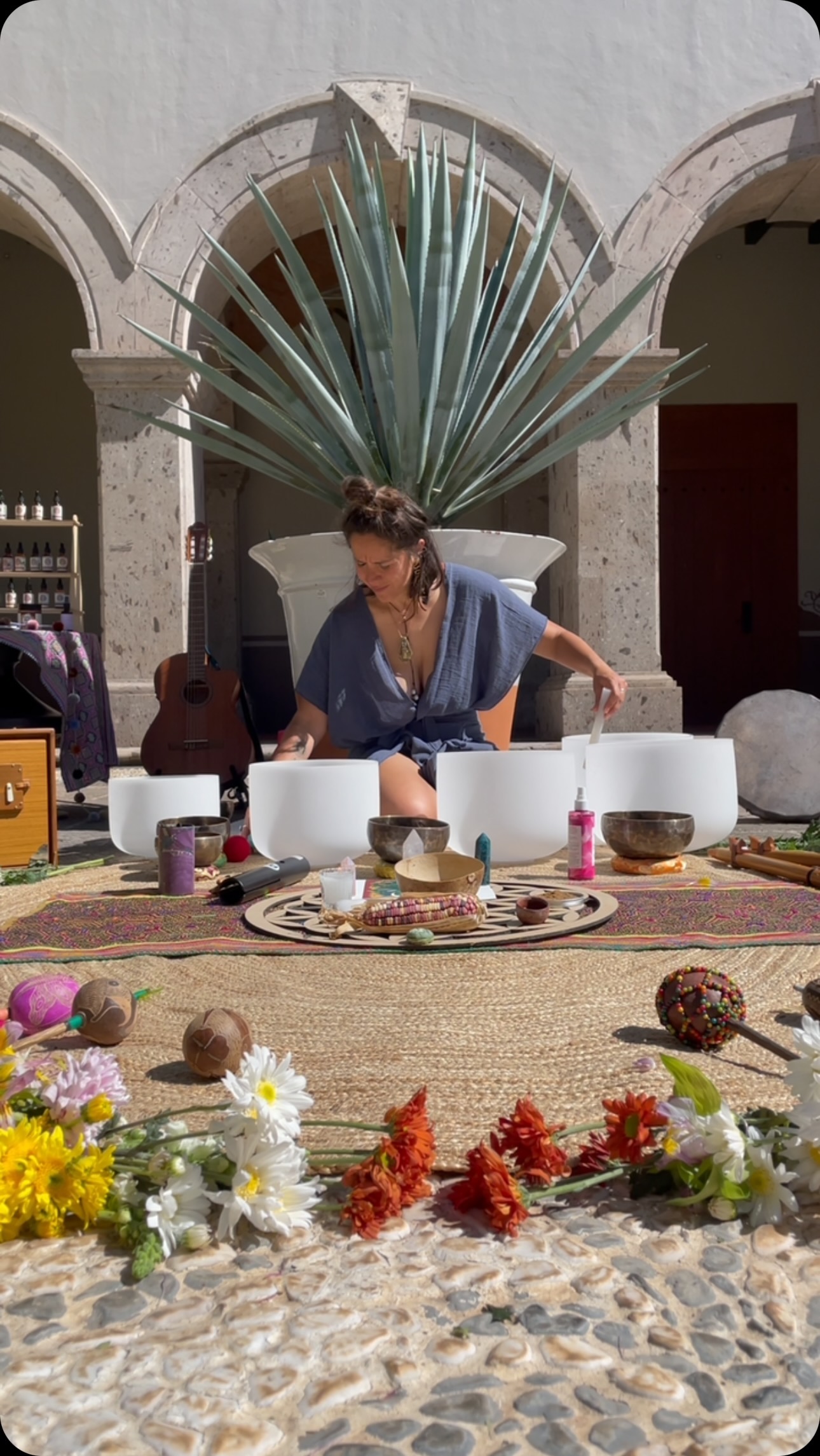 🌿✨Desde pequeña me encantaba experimentar con mi voz, recuerdo armonizar mi voz con las diferentes frecuencias de la lavadora y del refri, también con los motores de los coches, todo era fuente de armonización para mi. Eso si, nada como la acústica resonante de los baños 🤤👌🏼 Recuerdo sentir el canto como mi fiel y secreta acompañante, que llenaba los espacios de soledad en mi casita 💗
Me hice tan amiga del sonido que siempre traía un soundtrack en mi cabeza 🗣️ y eran soundtracks chidos!! Hasta hoy en dia estoy intentando llevar esta música hacia afuera, algo que los Sound Healings me ayudan a hacer, sin la presión de hacerlo bien y con el fluir de lo presente en las frecuencias 🧚🏽
✨Estas Sonoterapias, Soundhealings, o Harmonic Herbal Healings como me gusta llamarles, viene desde este llamado antiguo de expresar el misterio, pero también viene de la simpleza de lo cotidiano ~del sonido de la naturaleza 🍂 ~ del canto como ofrenda 🤲🏼
Cuéntame, tu como conectas con tu voz? 💚👩🏼🎤