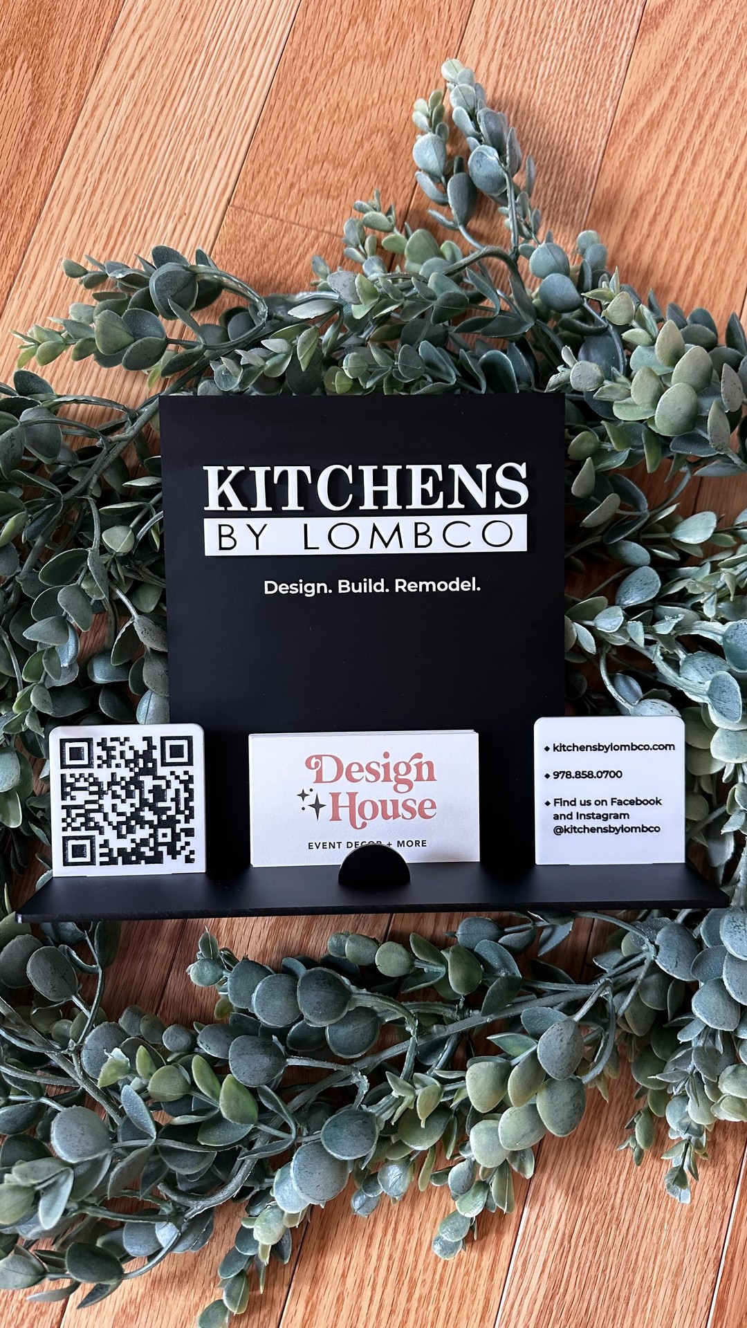 It’s been a minute since I’ve gotten to make a social sign, but this pretty for @kitchensbylombco was a fun one!✨
#acrylic #signage #thundernova #lasercutting #laserengraving #laserengraved #socialsign #kitchensbylombco #qrcode #eventdecor #designhousebybrittany