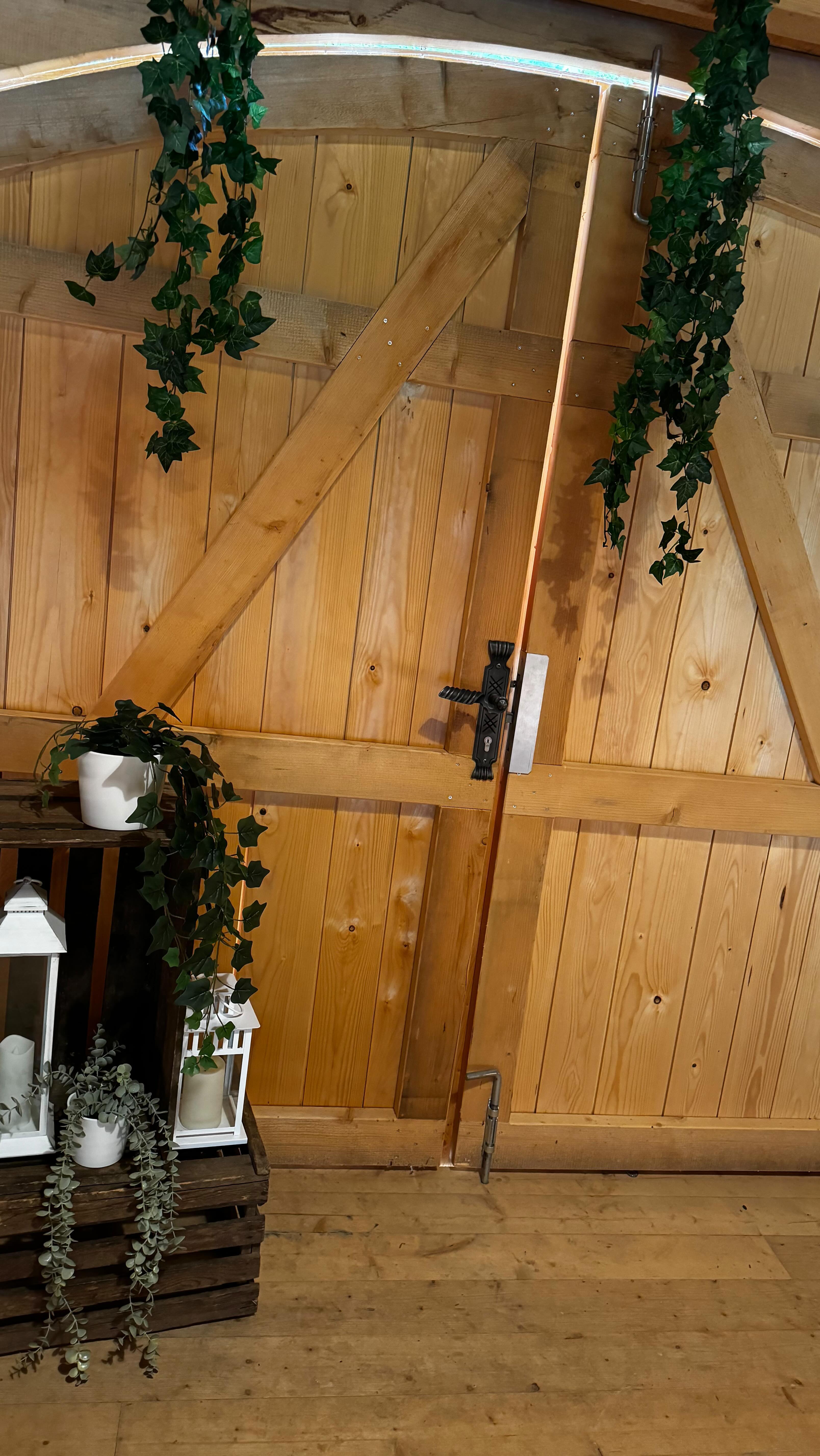 Hochzeitshintergrund check. 👌🏻
Wenn der Hintergrund dem Beautpaar gefällt, schmücken wir diesen auch gerne mit diversen Grün und Blumen. 🌱
Das Hochzeitspaar war sehr zufrieden und mit den rund 60 geladenen Gästen konnte dir Gesellschaft bis in die Morgenstunden feiern und zahlreiche Erinnerungen machen. 🥰
Wir lieben es einen der wichtigsten Tage eines Menschen zu begleiten. DANKE. 🙏🏼 ❤️
#hochzeit #hochzeitsinspiration #fotoboxmieten #niederösterreich