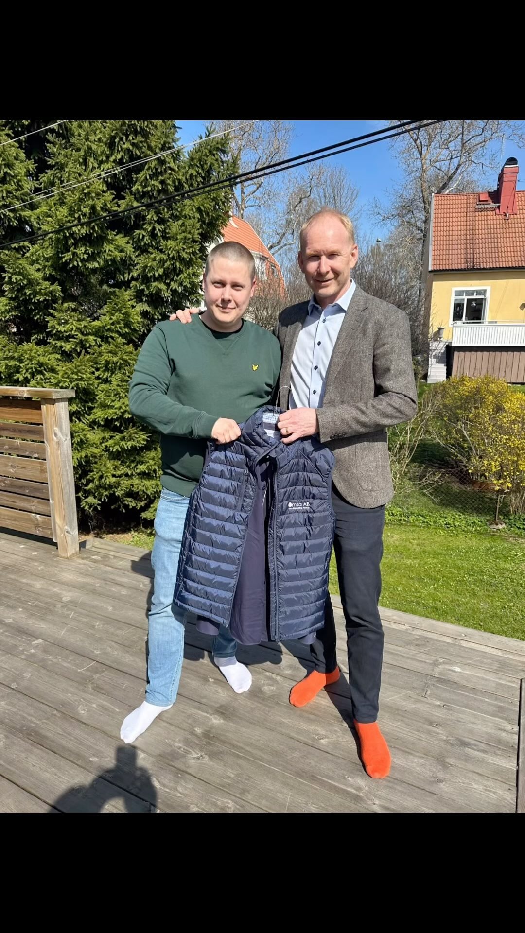 Säg hej till vänsterforwarden Joakim i Tove konsultkedja.
Joakim kommer stärka gruppens kompentens inom bana/mark samt spårbyggnation.
Tack vare hans personliga egenskaper vet vi att han kommer briljera i någon av rollerna där det handlar om spår och växelbyggnation i tunnelbanan.
Jockes högerforwards presenteras inom kort. 😊
Välkommen till Ömsa❕
1️⃣ Hur kommer det sig att du började arbeta på Ömsa AB ❔
Jag fick kontakt med Ömsa via en av mina vänner som jobbar här, han pratade varmt om företaget då han hade själv blivit välkomnad med öppna armar. Så jag och Micke tog en fika för att kolla om det fanns något gemensamt att bygga vidare på, vilket det absolut gjorde!
2️⃣ Vad har du fått för uppfattning av Ömsa hittills ❔
Att det är en härlig arbetsplats där alla trivs bra. Ömsa är en arbetsgivare där alla får vara med och tycka till om så väl strategiska planer för framtiden som gemensamma aktiviteter.
3️⃣ Vilka drivkrafter har du i ditt yrkesutövande ❔
Jag drivs av nyfikenheten att alltid lära mig mer för att kunna stå för det jag lämnar efter mig. Tunnelbanan ligger varmt om hjärtat och det vore fantastiskt att få vara med och påverka kommande årens närmast historiska utbyggnation.
4️⃣ Vad tror/hoppas du kunna bidra med på Ömsa AB ❔
I ett kunnigt gäng med olika bakgrunder hoppas jag kunna komma med nya infallsvinklar baserat på mina tidigare erfarenheter.
5️⃣ Vad gjorde du innan du kom till Ömsa AB ❔
Jag arbetade som projektledare på Strukton Rail, då inom underhåll samt reinvesteringsprojekt riktat mot tunnelbanan.
6️⃣ Vad gillar du att göra på din fritid?
Min fru och våra 5 barn kan nog ge en hint om att familjen är en viktig del.
Annars försöker jag få in lite träning varvat med att kolla på ett och annat F1 Grand Prix!