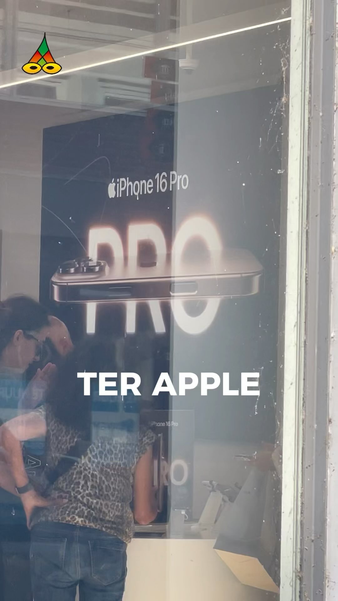 nummer 67: Ter Apple
#Dichter van #Nederland & #Vlaanderen #voorjou over #apple #applerecords #thebeatles #iPhone
Dit is een ‘Hou de zonzijde’-productie:
Tekst, spel & bewerking: Maurice Jonkers
Videografie, regie & eindredactie: @studio.hilma