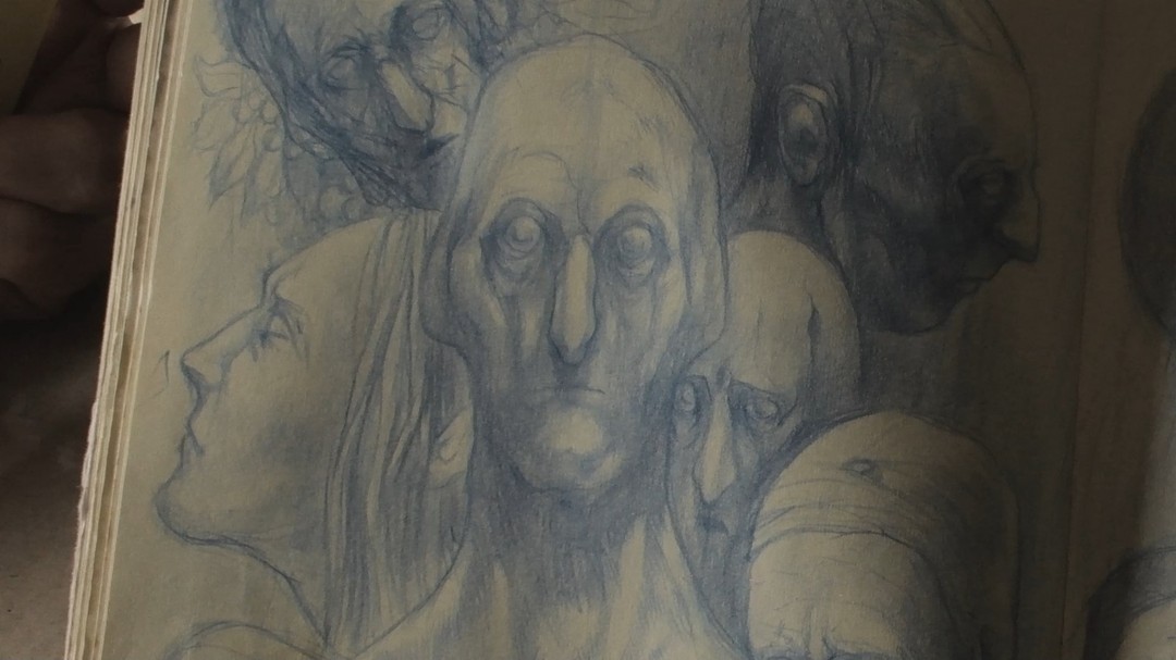 Uso el cuaderno para pasar el rato y, algunas veces, para probar ideas. Lo llevo para tener en qué entretenerme mientras espero la comida o cuando estoy tomando algo por la noche con mis amigos.
Naturalmente la calidad de los garabatos es muy variable, pero afortunadamente siempre termino llevándome por ahí los dibujos de la gente que admiro (o sus arreglos sobre los míos).
Las guitarras somos @motionpersonifiedalpha y yo.