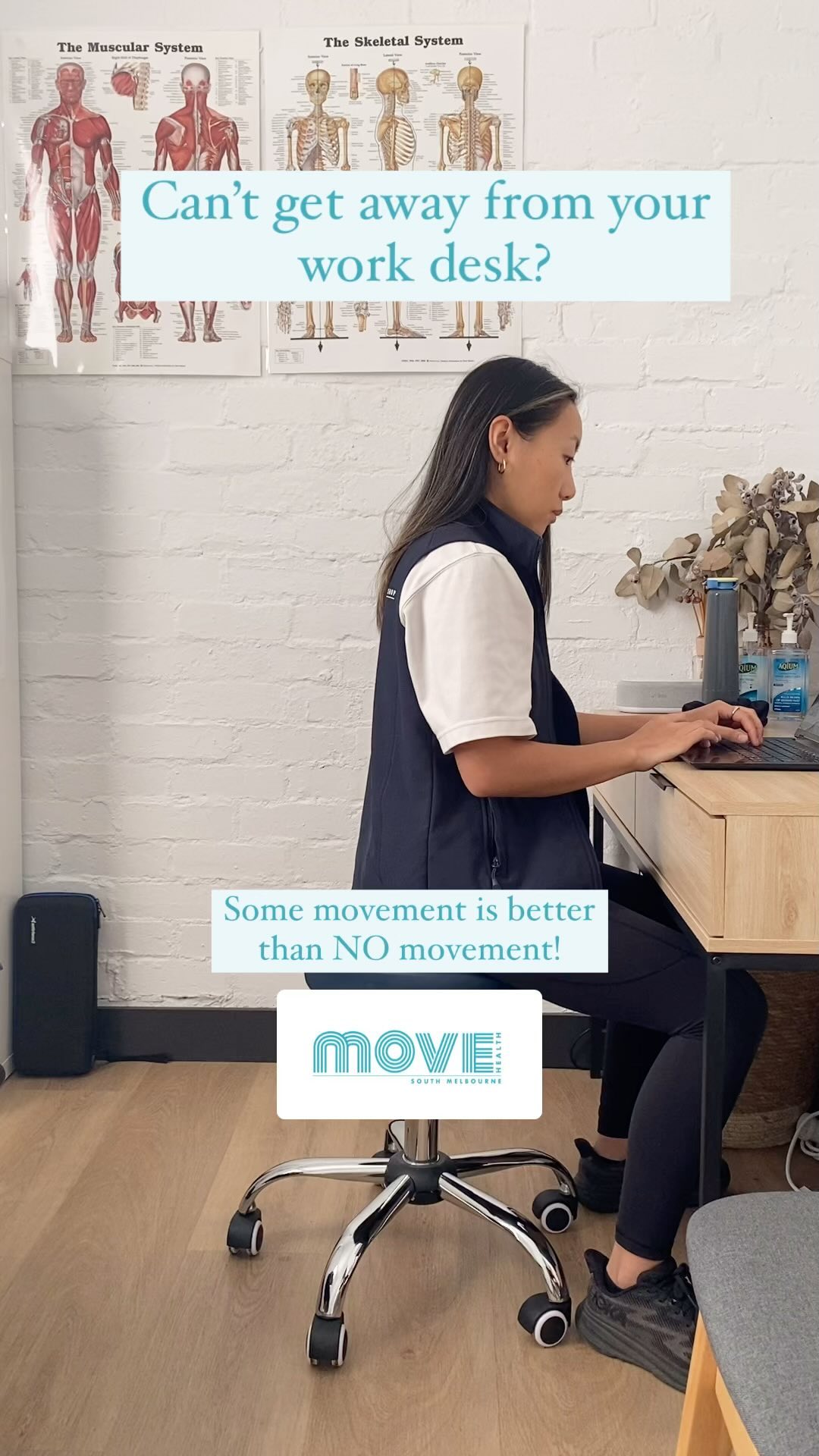 This is your reminder to add movement into your work day
Whilst standing and going for a walk or getting an elevated heart rate is the gold standard, they are often unrealistic for many people. Small sequences like this are a fantastic way of adding movement into your day to allow a break from static postures and get mobility through the back and shoulders.
#deskwork #physio #posture #physiotherapy #neckpain #forwardchinposture