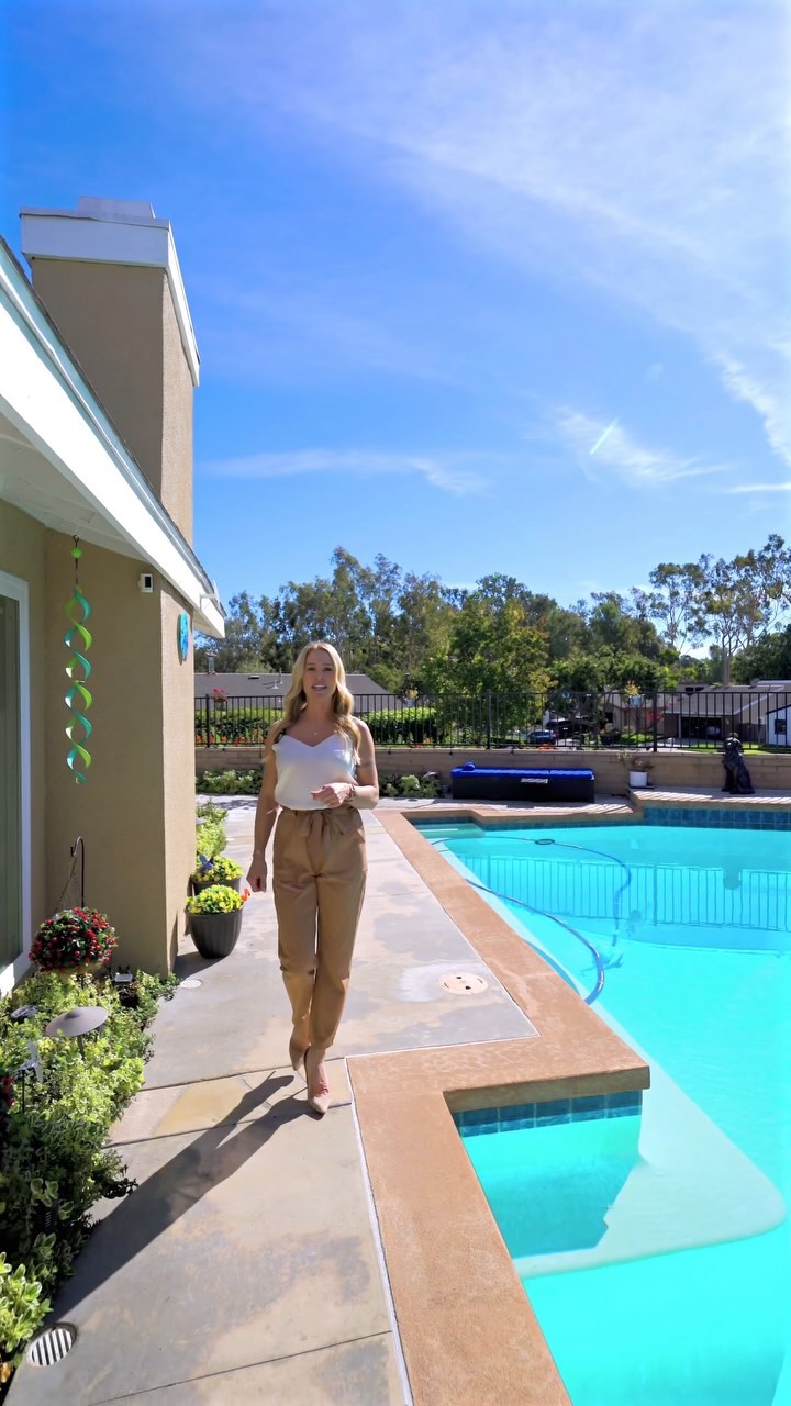 Lake views & a pool? Donβt miss this one β
β‘οΈπ‘
.
.
Listing by @sheralynmcveigh @mcveighproperties
Video by @westrobinmedia
.
.
#realestate #luxury #lifestyle #realtor #luxurylifestyle #interiordesign #property #orangecounty #california #pool #lake #lakelife #views