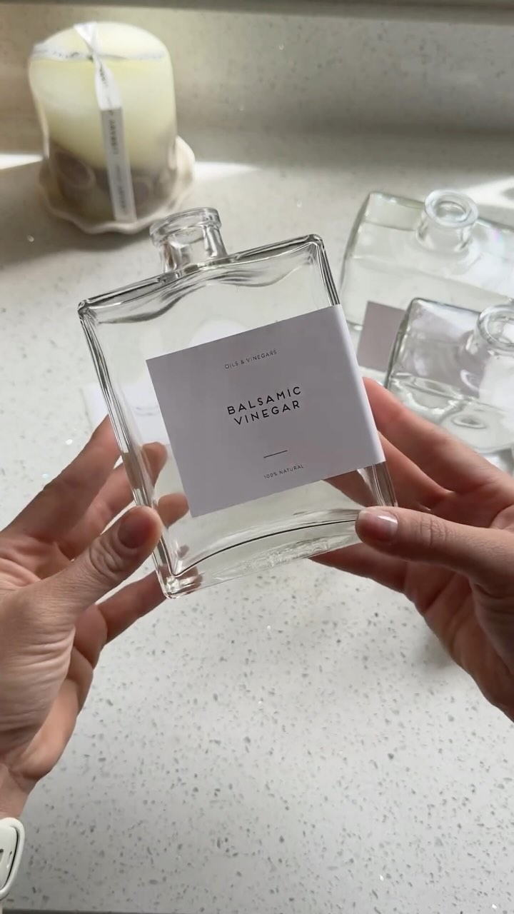 #kitchendetails by Print Tailors & Home Tailors 🤍
Purchase your Book Bottles with custom labels today
Reel by @homebythedane thank you 🥰
#glassbottles #sustainableliving #customlabels #refillrevolution #ecofriendlyliving