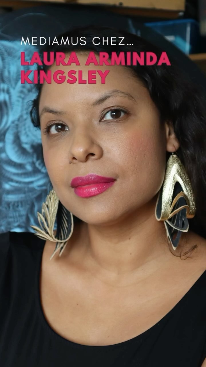 mediamus chez … Laura Arminda Kingsley @l.a.kingsley ✨
Wie vermittelt man eine Ausstellung über Rassismus? Welche Rolle spielt der Dialog dabei? Und wie bringt man Kunst, Vermittlung und persönliche Erfahrungen unter einen Hut?
Im Gespräch mit Laura Arminda Kingsley, Künstlerin, Kunstvermittlerin und Teil des Advisory Boards für die Ausstellung "Stranger in the Village" im Aargauer Kunsthaus, beleuchten wir, wie Vermittlung zu einem Dialog wird und Museen inklusiver gestaltet werden können. 💬
Zum Blogbeitrag geht es via Link in Bio 🔗
Die Ausstellung im @aargauerkunsthaus wurde kuratiert von @celineeidenbenz
#mediamus #Kunstvermittlung #StrangerInTheVillage #Rassismus #Inklusion #Kunst #Diversität