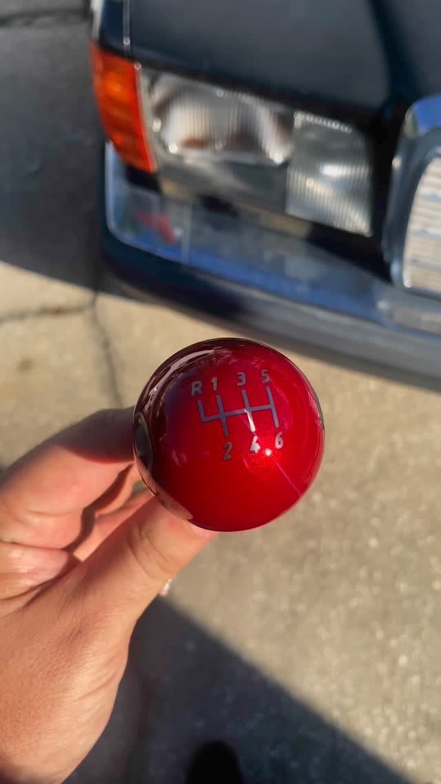 Our custom work is unbeatable for the price we offer. You can get totally customized engraving starting 25 usd and fully custom engraving colored for only 55 usd. The value is just insane
#wmgarage #custom #shifter #shiftknob #shifterkit #racecar #interior