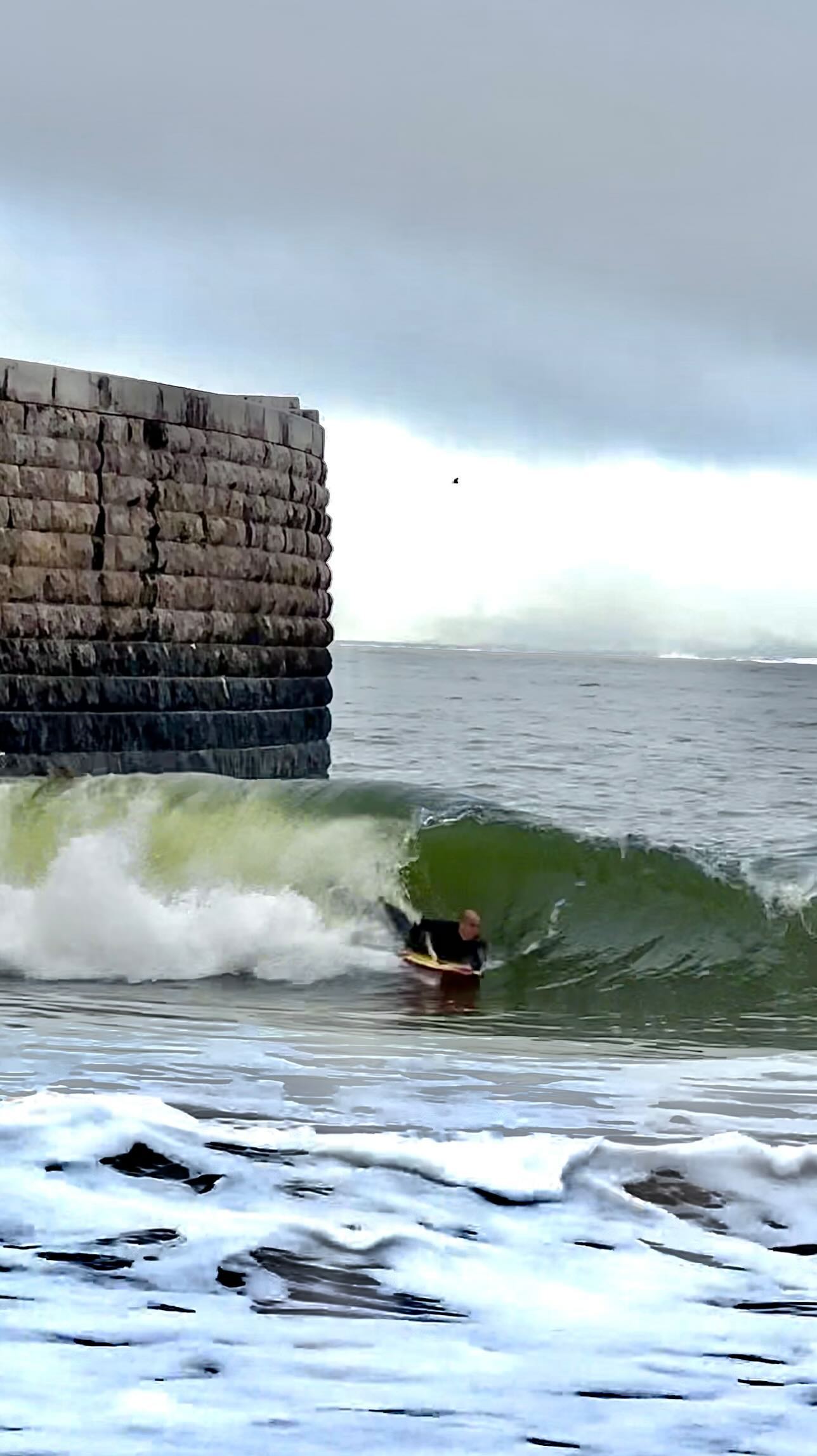 THE WALL WAVE OF PAÇO DE ARCOS
Sometimes in the Winter we have the opportunity to surf this wave that forms next to the wall on the beach of Paço de Arcos.
It’s great to practice the left hand surf.
I’m very thankful to my teacher @rodrigocarrajola who is one of the most motivated persons I know and a great teacher.
Here’s a few small videos bodyboarding and bodysurfing with some roll attempts.
.
.
.
.
.
#bodyboard #bodyboarding #bodysurf #bodysurfing #pacodearcos #bodyboardroll #bodyboardportugal #surfportugal
