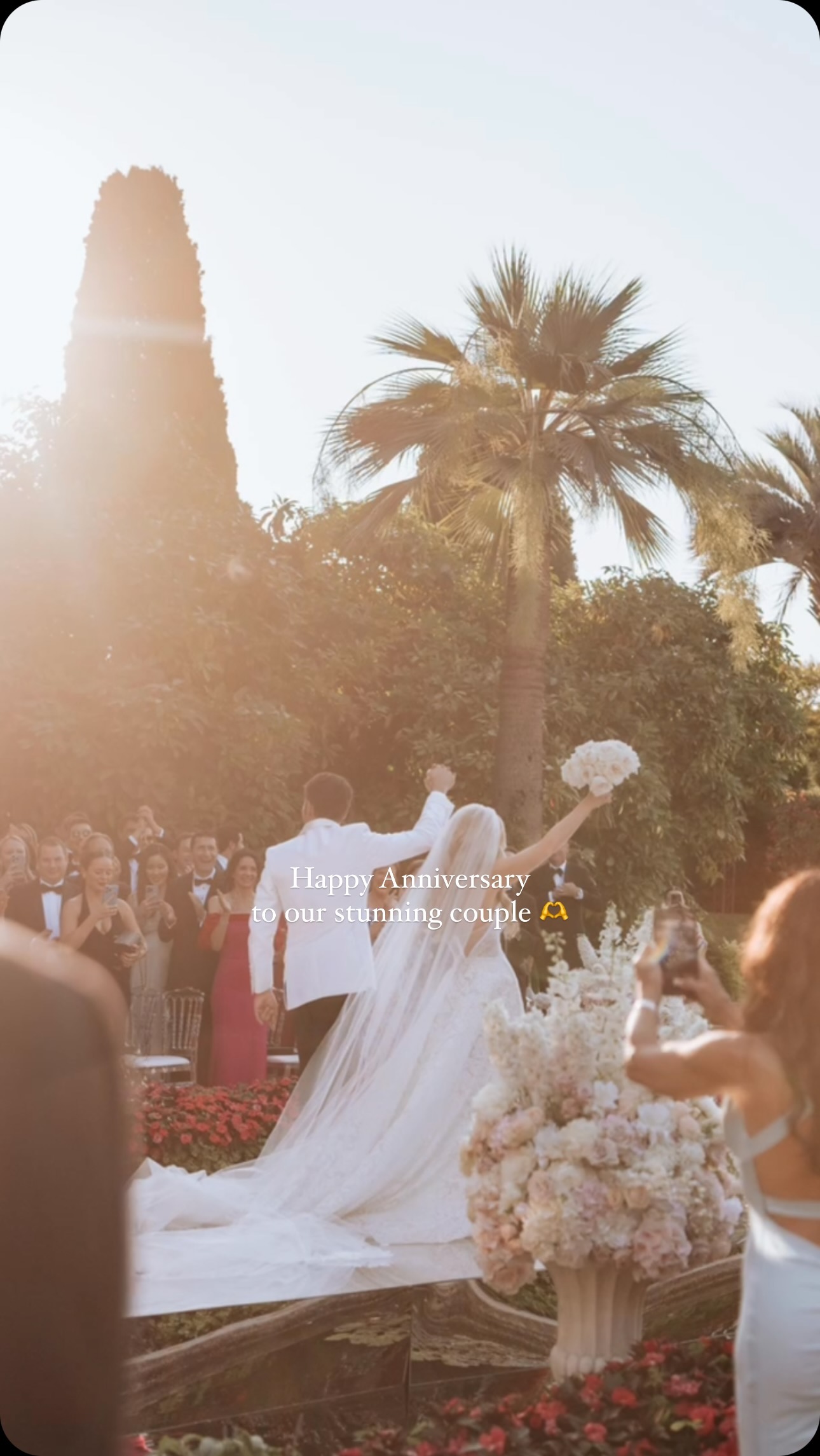 Happy Anniversary @gabriella.abraham_ & @jack.abraham🫶
Hair @allisondepmuah
Makeup @styledbysyria
Photo @laurenameliaphoto
Planner @sumptuous_events_
@jean_charles_vaneck
Venue @fscapferrat
#southoffrancewedding #weddinginfrance #bridalhairstyles #hollywoodwaves #weddinginspiration