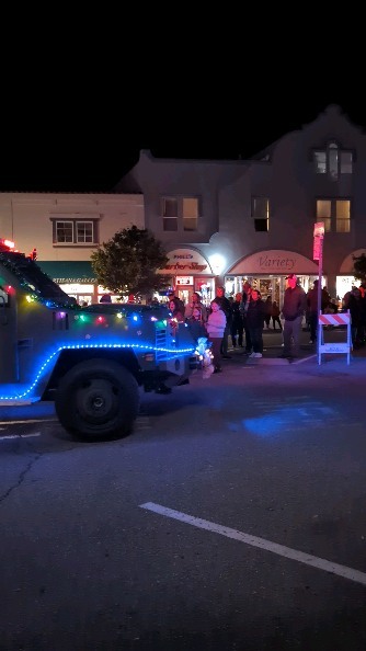 Tis the season!! Did we see you at the parade in PG?! If you missed us, it's December, use discount code LOCALS23 at check out to save on tickets to make your own ornament!
This Saturday at 6. But online at link in bio.
.
Come get glass, or get coal for Christmas instead!
.
#party #makeyourown #ornament #glass #glassblowing #icicle #ball