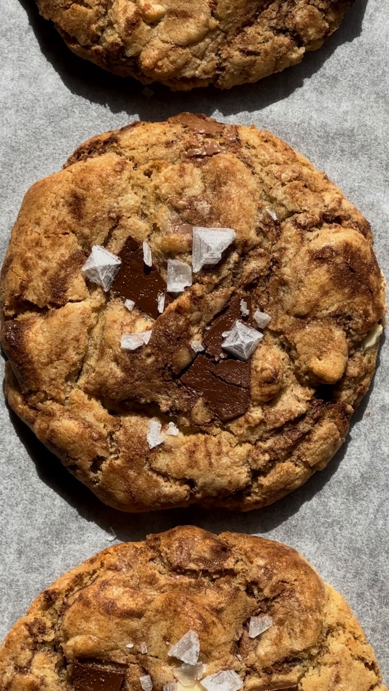 bakery style cookies and the 50° riyadh heat don’t mix (chocolate melted everywhere and in the dough) but the cookies still look good nonetheless — recipe is up on the blog, enjoy <3