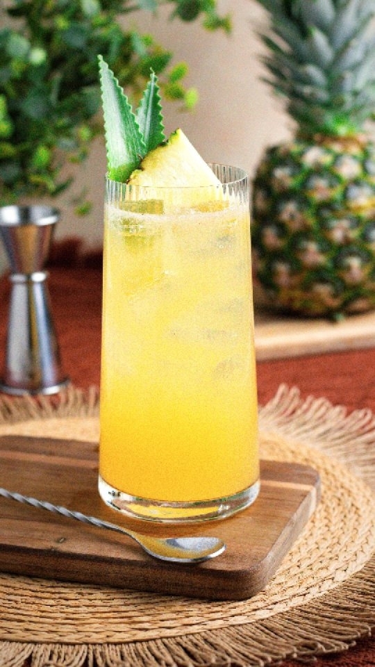 IT’S PALOMA DAY!
To celebrate Mexico’s most popular cocktail (Yes, more so than a Margs), we welcome back our Mixer Of The Month, the incredible Michelle Edis @imbibe_and_vibe__ from @londonessenceco. This time with a pineapple twist on a Paloma… the PINA PALOMA! It’s so delicious you may not drink a normal Paloma again! Served once again in the beautiful @antonstudiodesigns glassware.
PINA PALOMA
50ml @tiempotequila
40ml coconut water
35ml grapefruit juice
15ml lime juice
10ml coconut syrup
- Shake and strain over ice
- Top with London Essence roasted pineapple soda
- Pineapple leaves and slice to garnish
SALUD