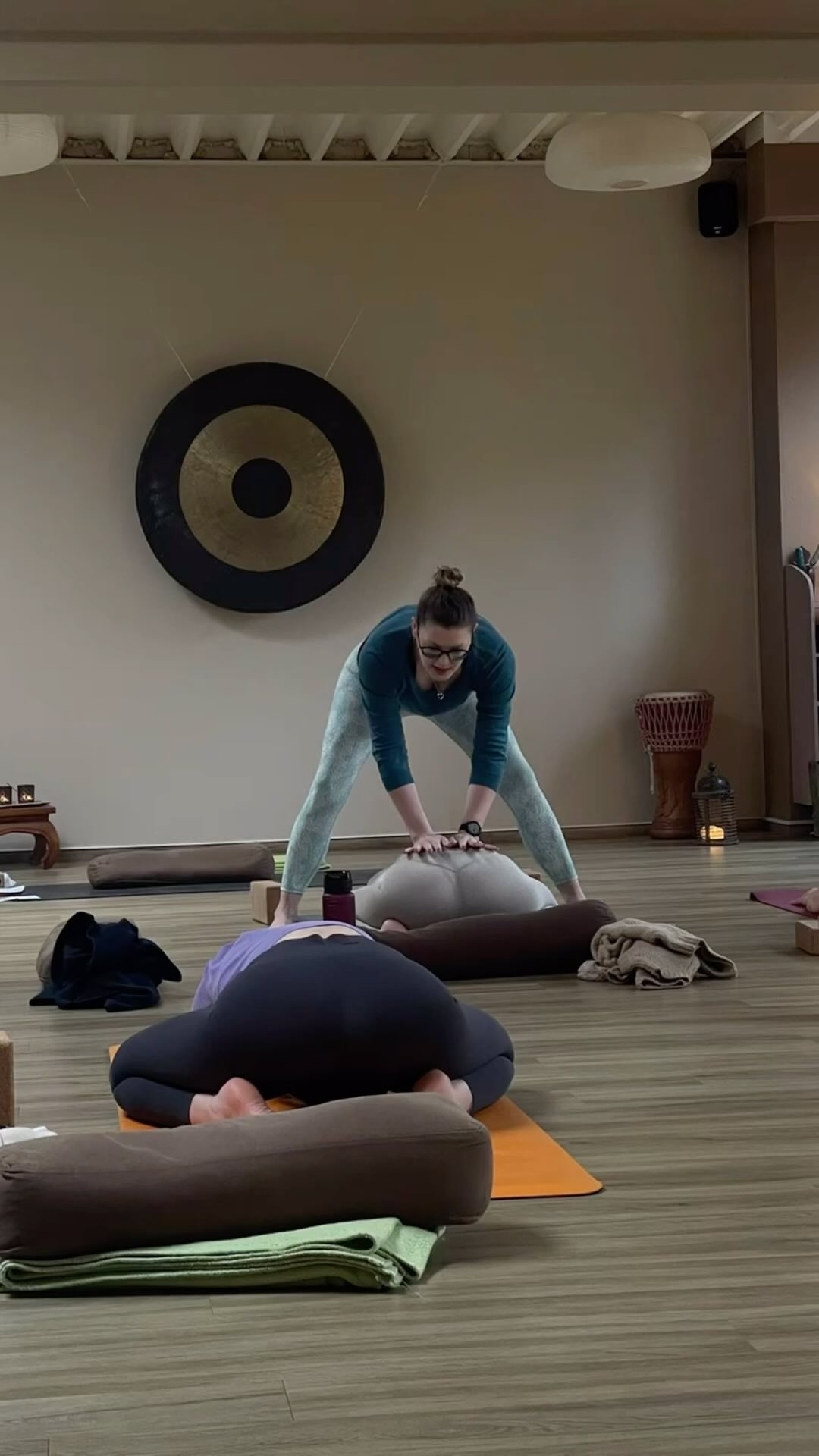 Ich könnte wirklich sagen, dass ich zu Tränen berührt bin. Eine wunderbare Gruppe in dieser Yogalehrer Ausbildung.
Es ist so wunderbar euch begleiten zu dürfen, es ist einzigartig zu sehen wie ihr euch in dieser Zeit verändert.
Und ganz besonders bin ich stolz auf euch, dass ihr so zusammen gewachsen seid und jeder für sich ganz viel mitnehmen darf.
Ich wünsche euch ganz viel Mut zur Veränderung, ganz viel Vertrauen in euch und einen guten Start in das Neue was auch immer es ist. Eine Yoga Lehrer Ausbildung ist mehr als eine Ausbildung. Es ist ein tiefer leiser Weg nach innen wo am Ende die Schätze an die Oberfläche kommen dürfen. Und ihr seid für uns wahrhaftige Schätze. Wir danken euch vom ganzen Herzen für euer Vertrauen in uns. Alles Gute. Doch nächste Woche ist noch die schriftliche Prüfung😎💃🏼🙏
Danke liebe Magda @yogamitmj ,dass du diese Ausbildung so wunderbar begleitet hast
#yogalehrer #yogalehrerausbildung #yogabochum #bochumyoga #yogastudios #yogalove #yogaistheanswer #vinyasayoga #yogaautentisch #reallove #flowwithyoursoul