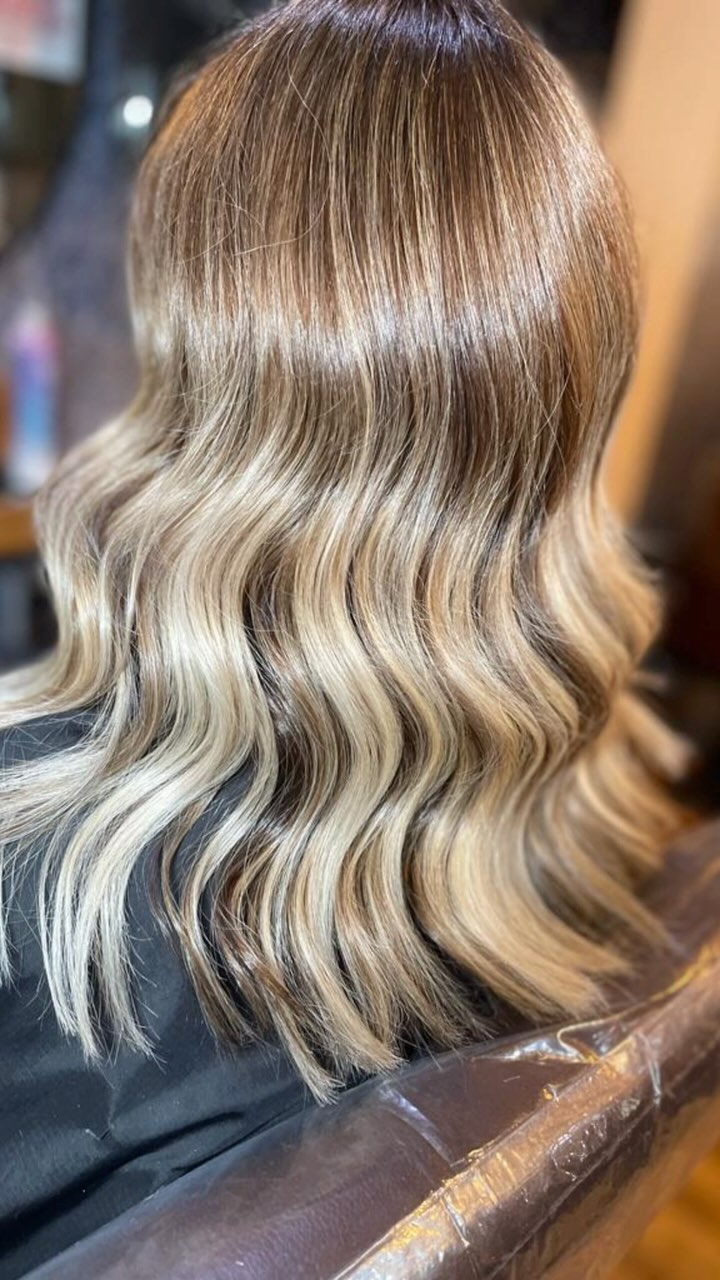 Foliaged to perfection! Restoring depth and adding ribbons of blondes to create pops of dimension and reflective movement through the hair. It’s all about that natural, sun-kissed glow! #love #happy #livedinblonde #foilage #birminghamsalon #w389 #stunningbab #wella #illumina #shinefinity