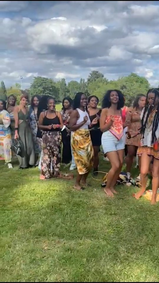 Erste Eindrücke vom "Black Womxn Empowerment Day" 🥰
Unsere Mini-Workshops "Cornrows für Beginner" waren auch dieses Jahr wieder ein voller Erfolg 😍🙌🏽
Follow @kariteclassics for more ❤
#empower #blackgirlmagic #afrodeutsch #womenofcolor #sisterhood #hairworkshop #cornrows #community #blackcommunitydeutschland #identity