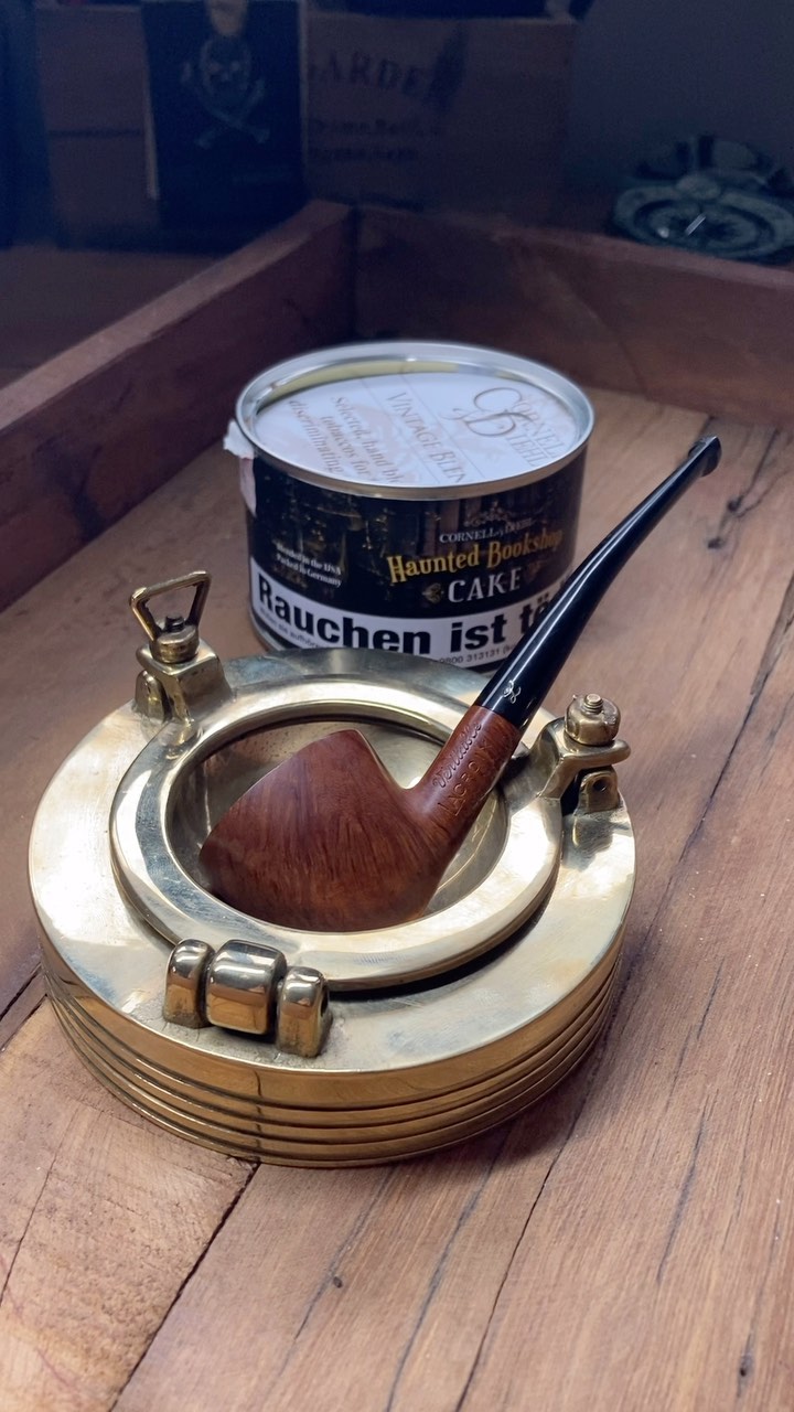 This wonderful brass ashtray was offered to me by my dear friends @barbedebois and @manon_gardelle
Fits perfectly in my workshop. Thank you!
#inspiration #pipesmoking #pipesmoker #hauntedbookshop #brassashtray #ashtray #pipetobacco #aesthetics #vintagestyle #heritagelifestyle