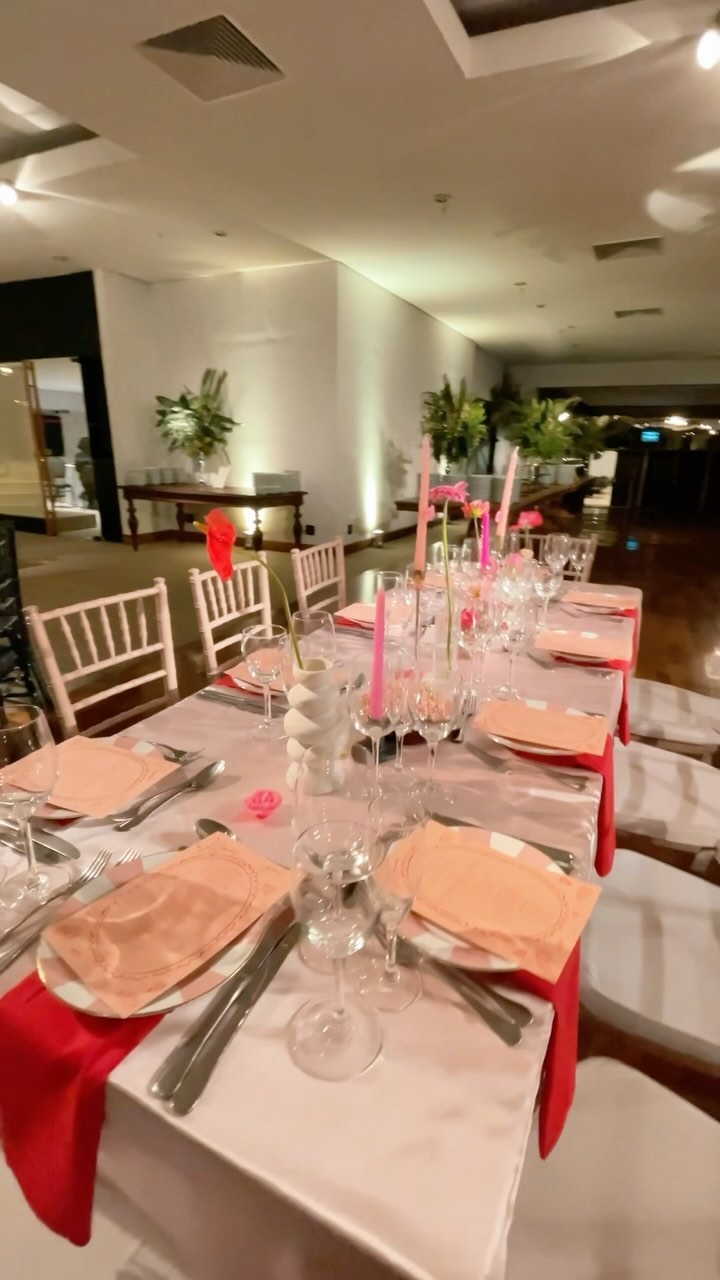 Projeto de iluminação cênica realizado para o casamento da @ursulabrp e do André.
Feita pensada em destacar a decor maravilhosa e cheia de personalidade da equipe da @gallery.estudio
E para trazer um clima mais aconchegante, toda iluminação utilizada foi dimerizado para conseguirmos controlar a intensidade luz durante cada momento do casamento.
#iluminacaoambiente #iluminacaoparacasamento