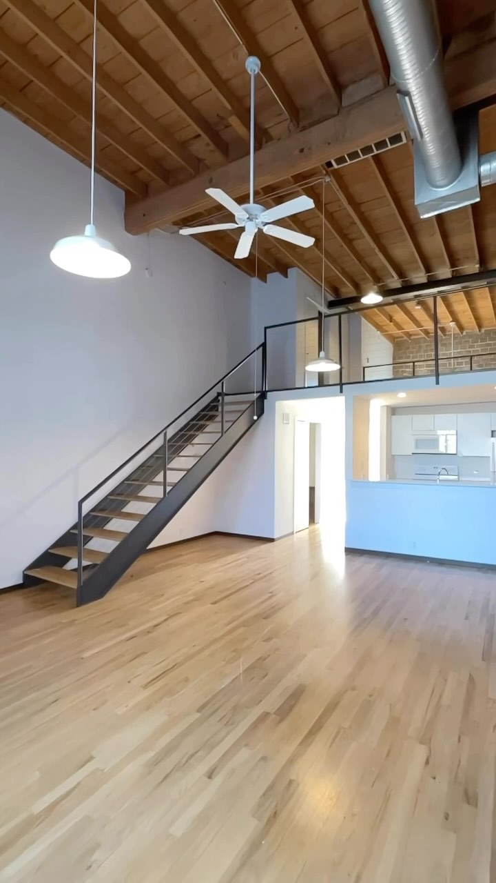 🌳Expo Park🌳 $2,300 • 1 bed/1 bath • 1,182 sq ft
✨Located just 2 miles from Downtown Dallas, this spacious split-level loft with historic brick walls has a lot to offer:
🏊♀️ Pool
👟 Gym
🐶 Dog Park
🚗 Garage Parking
🎡 Easy Access to Fair Grounds
#dallas #dallastexas #dallastx #dallasapartments #expopark #expoparkdallas #texasstatefair #apartmenttour #dallaslofts