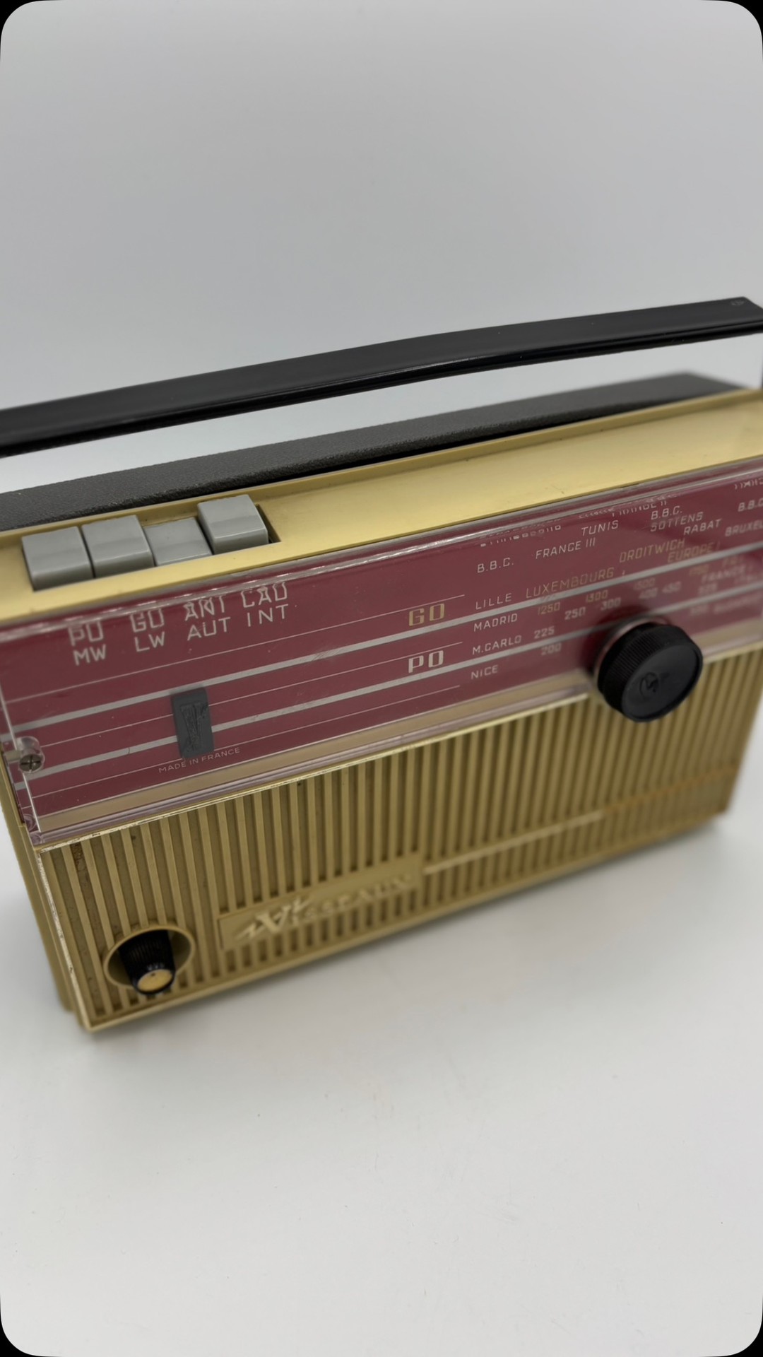 Deux petits postes radio #1960
Plus d’infos et de photos sur notre boutique en ligne
Bazarfoutraque.com ou lien dans la bio
#vintage #brocante
