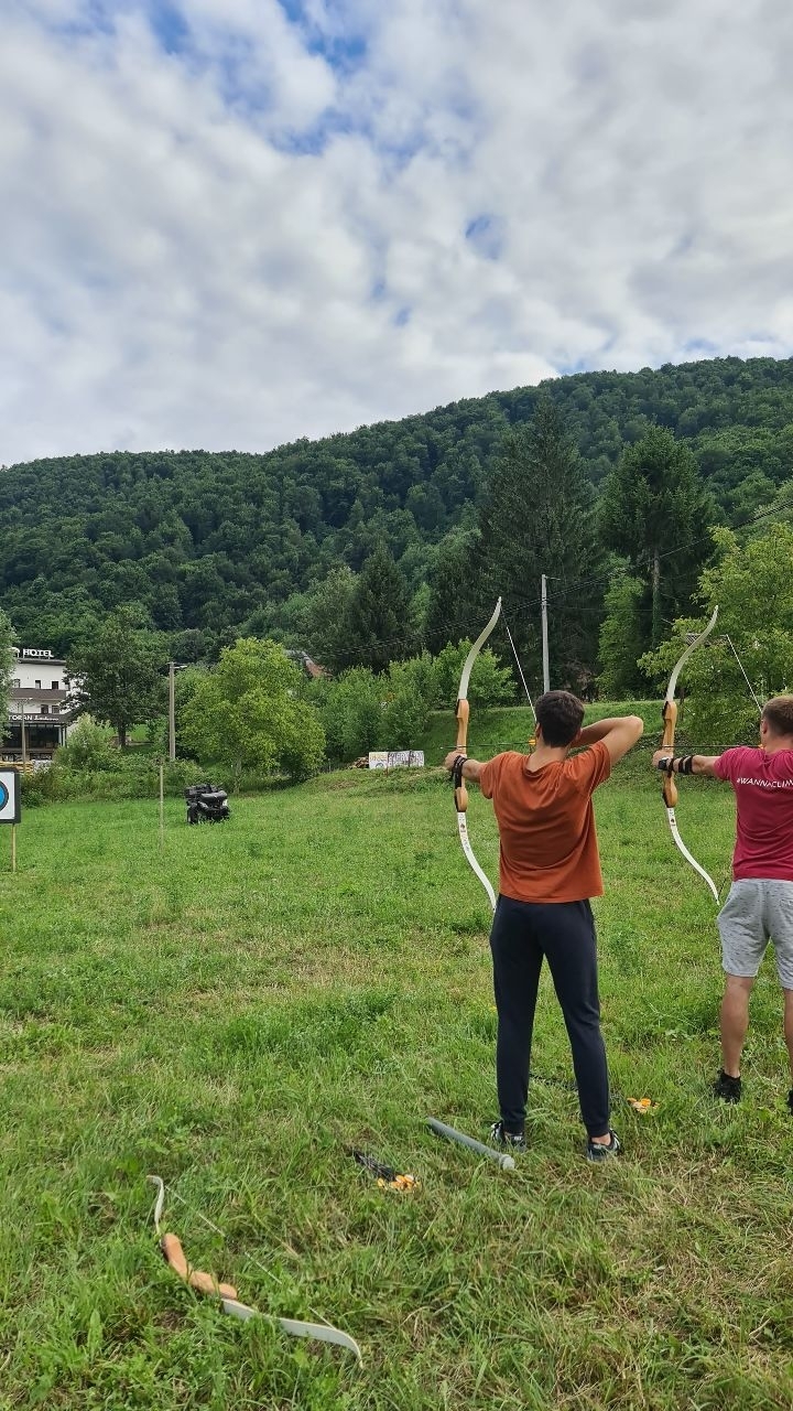 Novo u Bihaću 📍🏹...
Streličarstvo je sport koji se bavi gađanjem mete strelicom iz luka. Bez obzira da li ste početnik ili iskusan streličar, nudimo sve što vam je potrebno za uživanje u ovom izazovnom i zadovoljavajućem sportu. Naša usluga obuhvata iznajmljivanje opreme vrhunskog kvaliteta i sigurnosne mjere koje garantuju bezbjedno okruženje. Dođite na poligon za streličarstvo u dogovoreno vrijeme. Naš tim će vas srdačno dočekati i pripremiti za vašu sesiju.
Cijena po osobi: 25KM 1h
Sve potrebno za rezervaciju u opisu profila